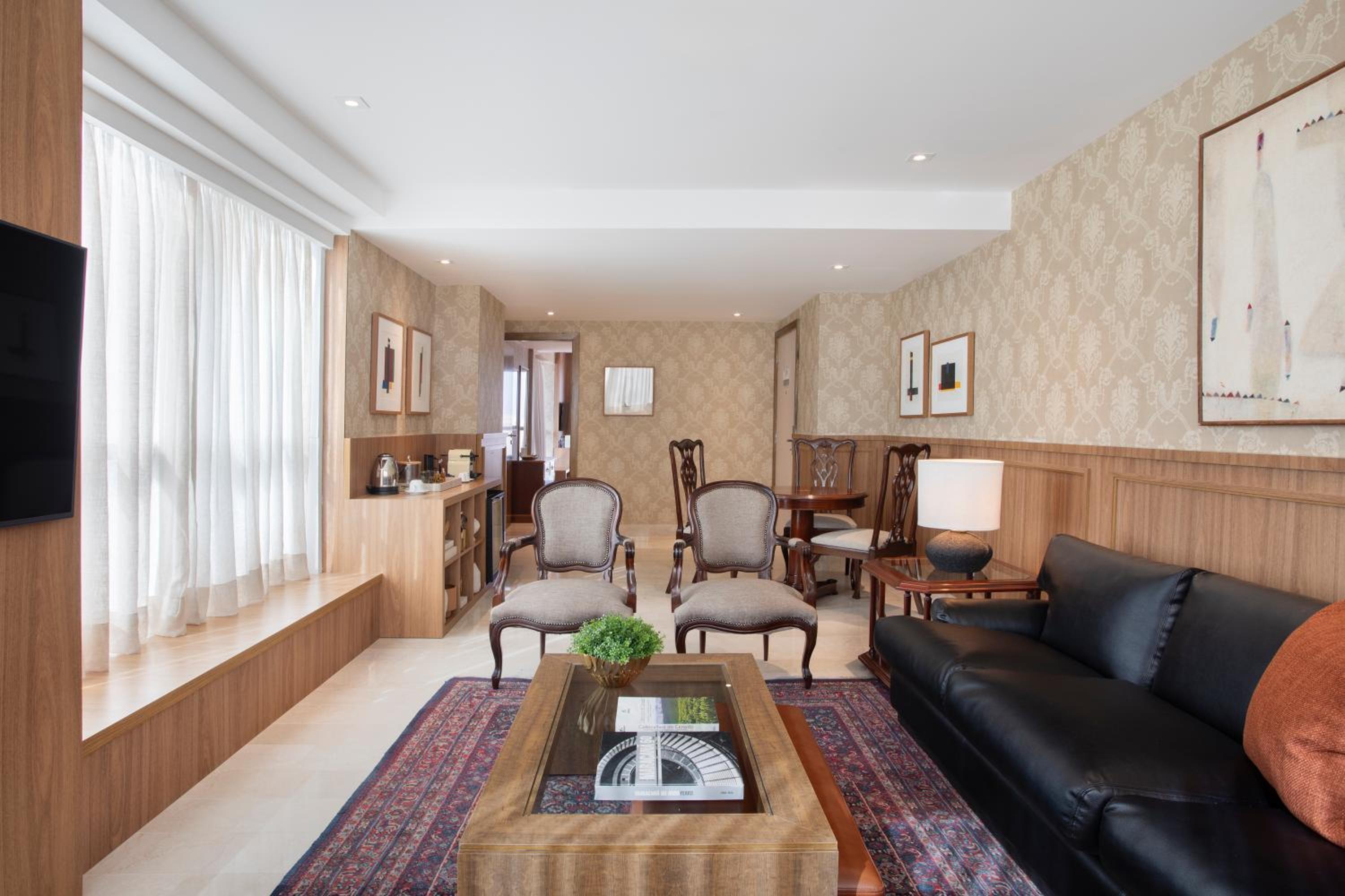 Suite with City View thumbnail 6
