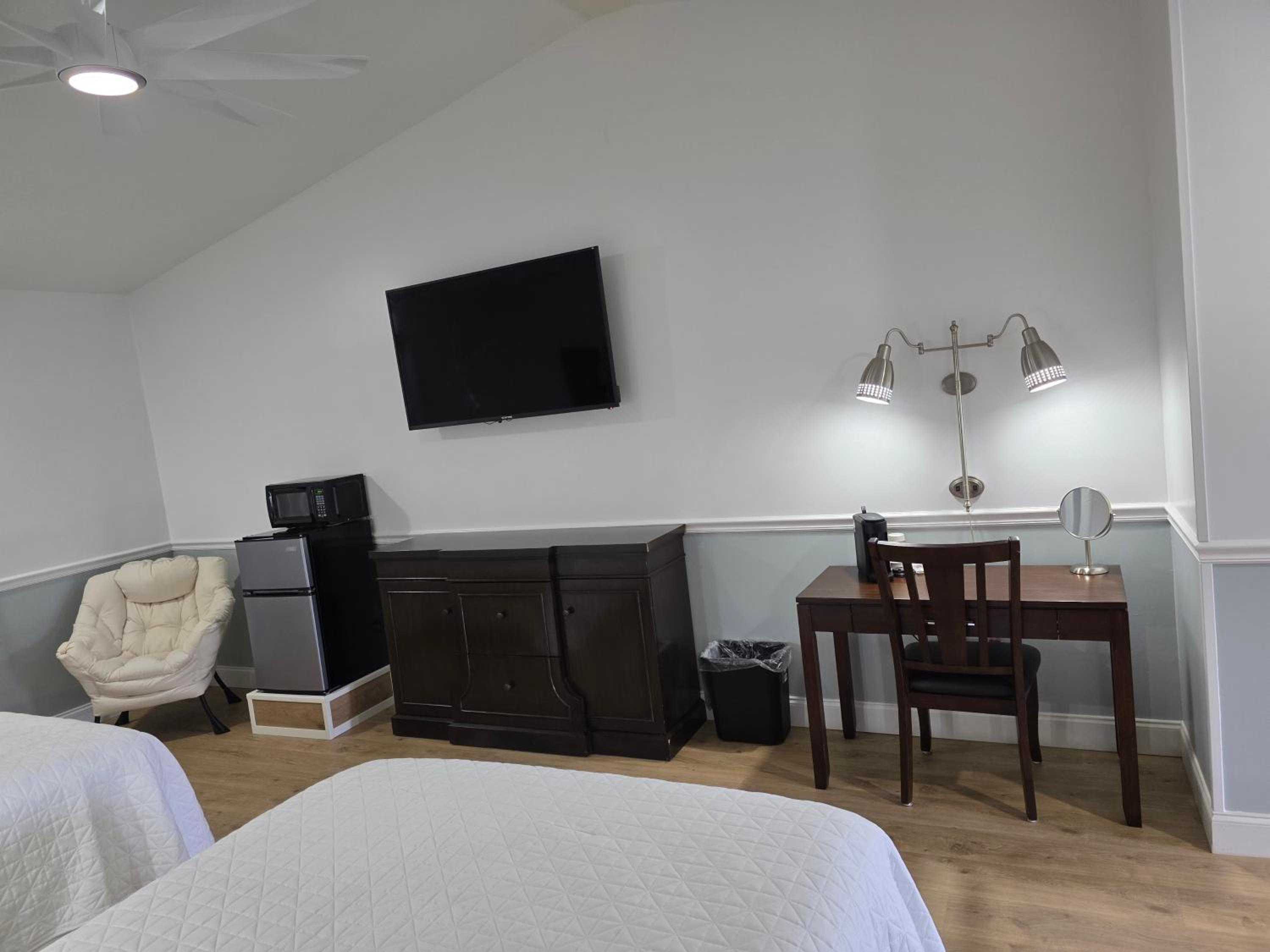 Deluxe Queen Room with Two Queen Beds photo 2