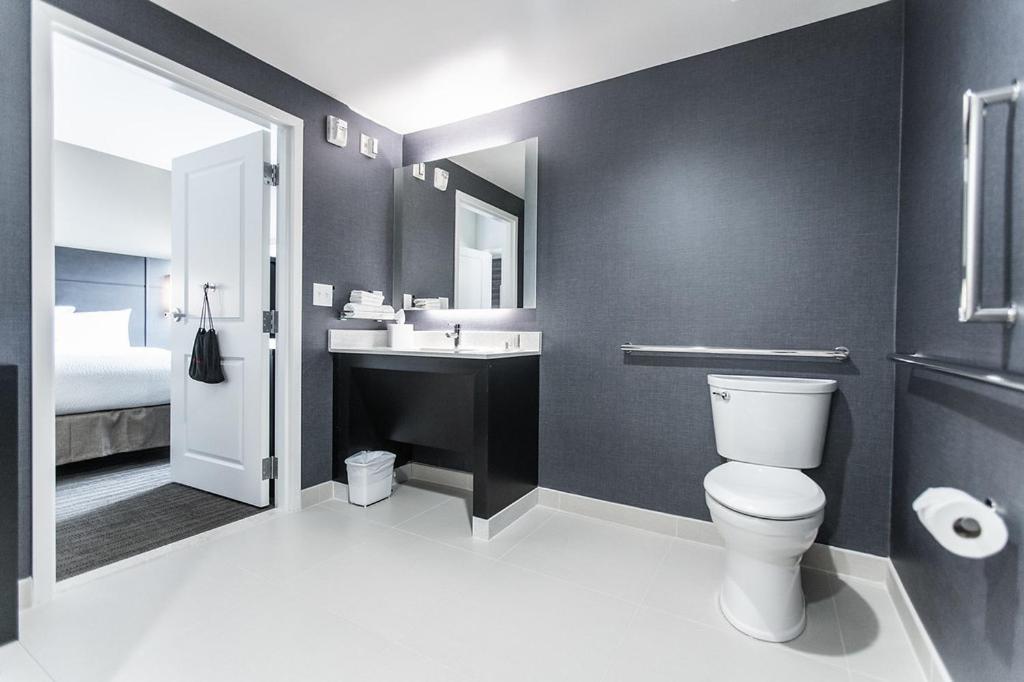 One-Bedroom King Suite with Sofa Bed - Hearing Accessible photo 3
