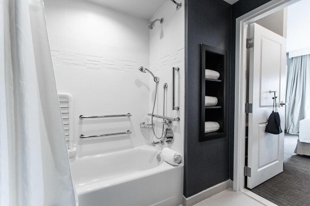 One-Bedroom King Suite with Sofa Bed - Hearing Accessible photo 2
