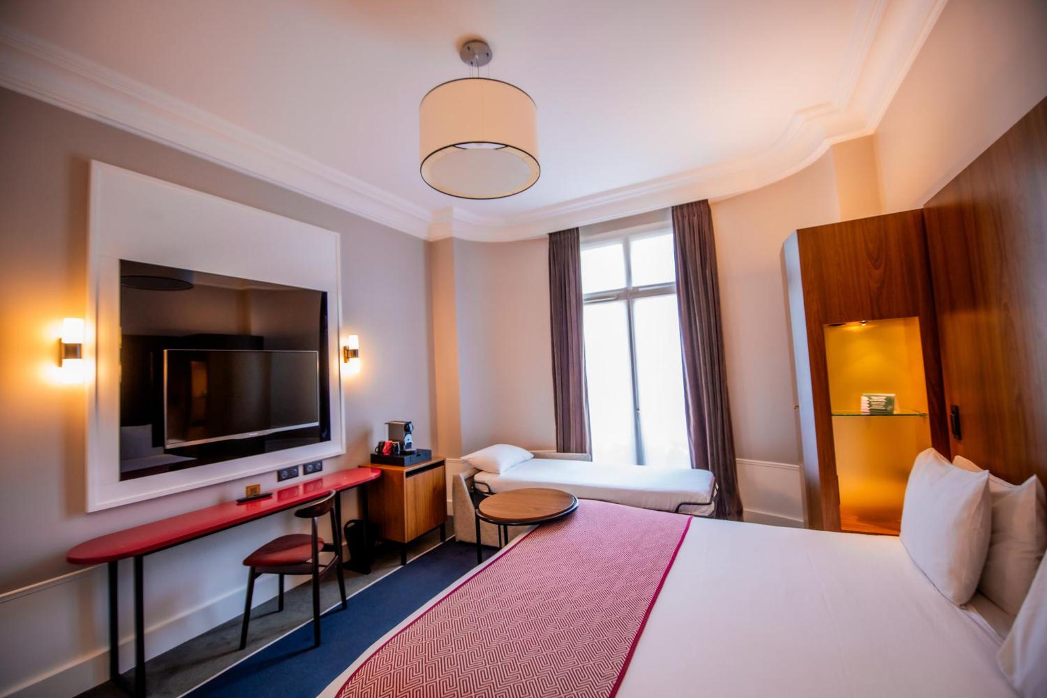 Premium King Room with Single Sofa Bed and City View