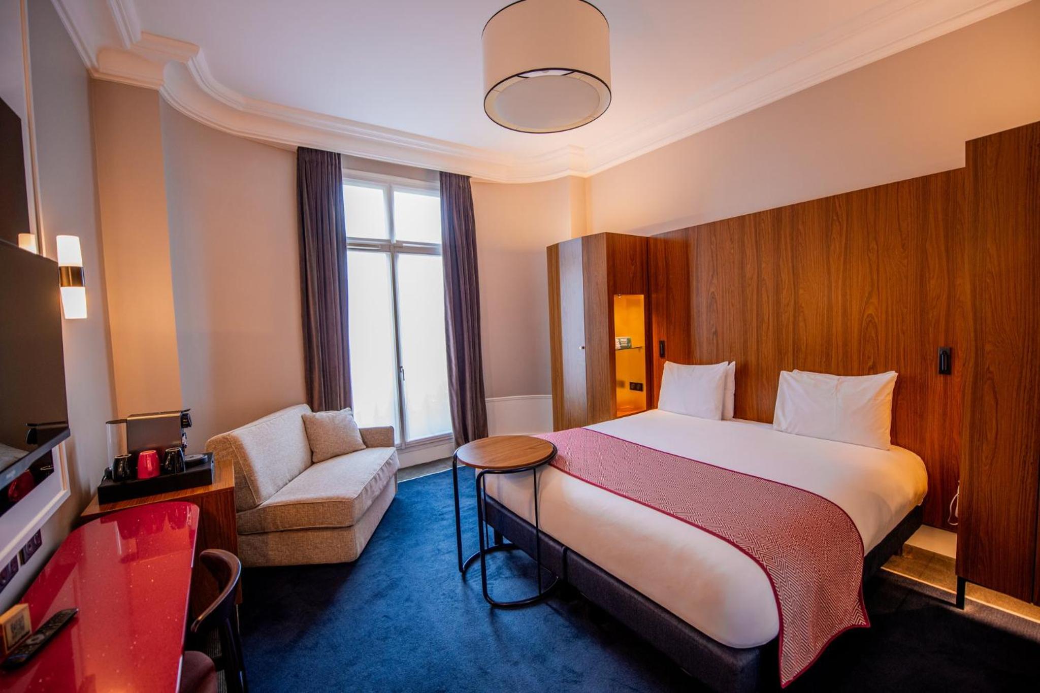 Premium King Room with Single Sofa Bed and City View thumbnail 5