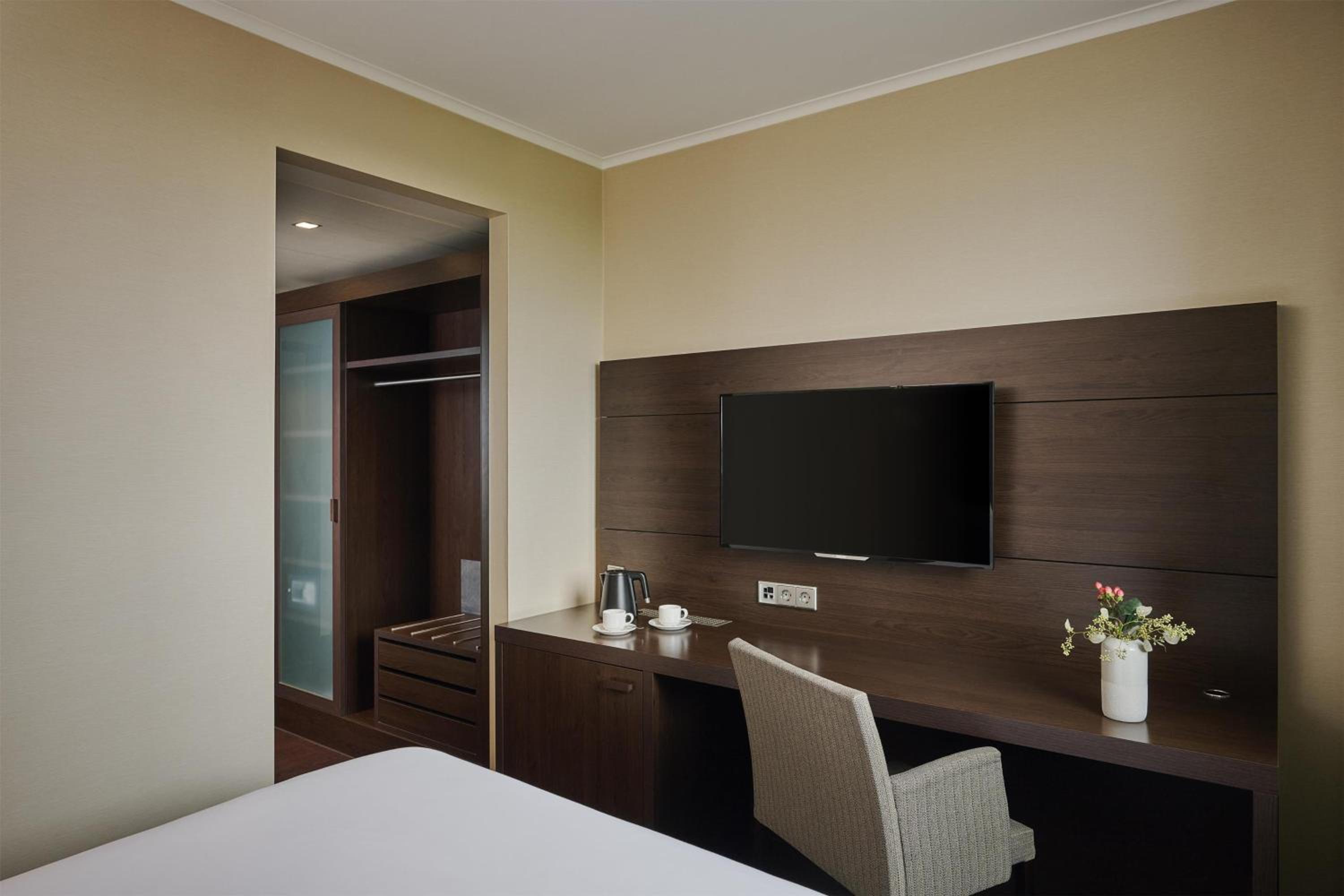 Standard Room with Extra Bed (2 Adults + 1 Child) photo 2