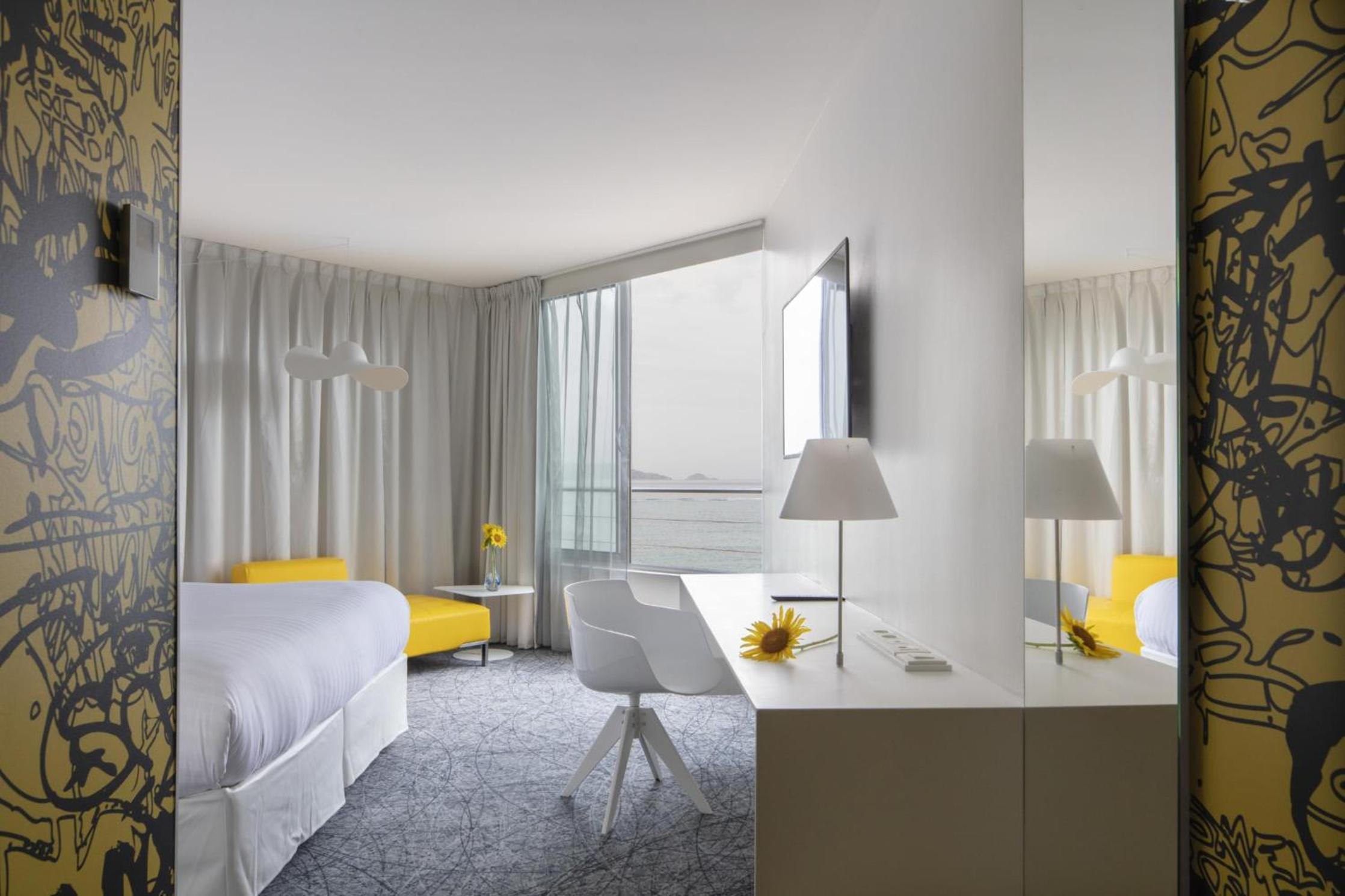 nhow Family Room (2 Adults + 2 Children) - Photo 3
