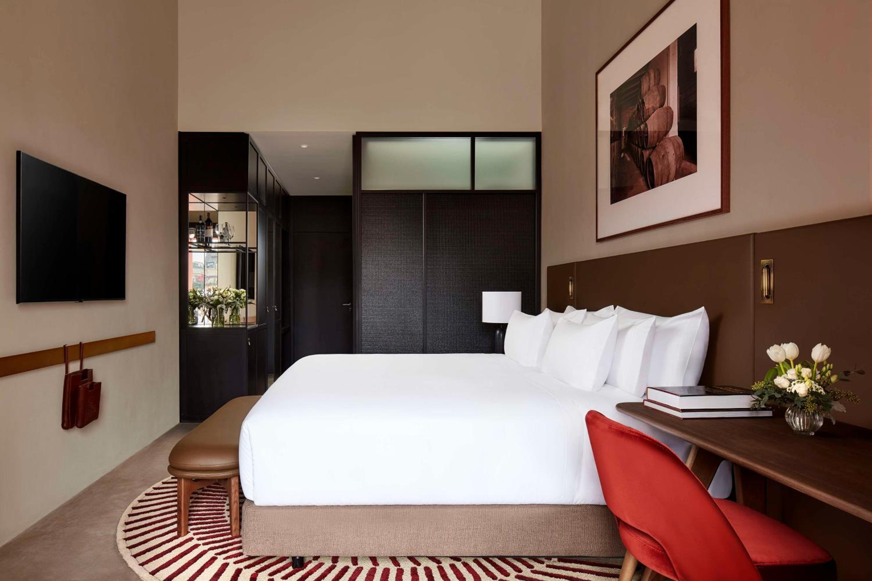 Premium Room with Balcony and River View with Extra Bed - Photo 2