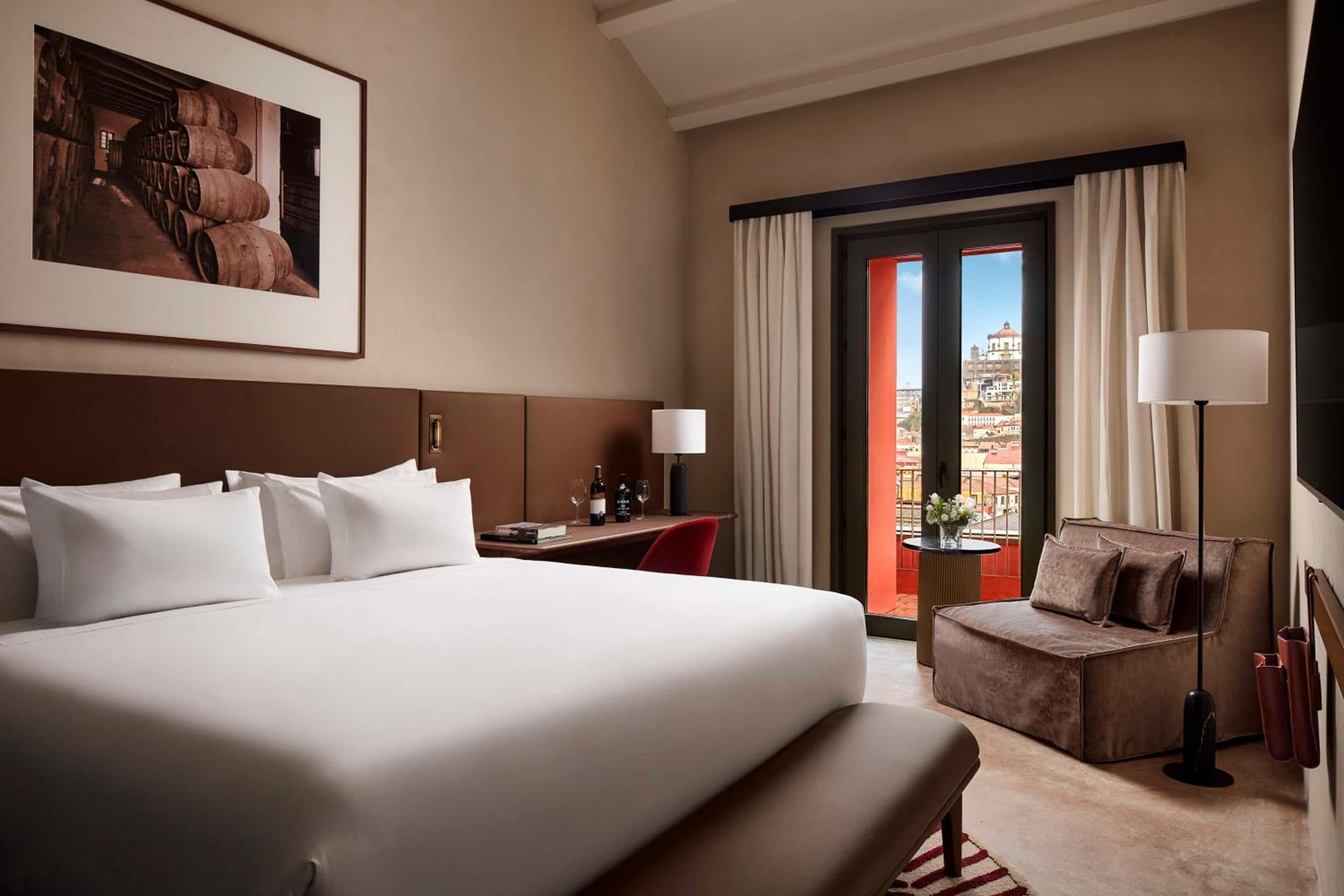 Premium Room with Balcony and River View with Extra Bed - Photo 3