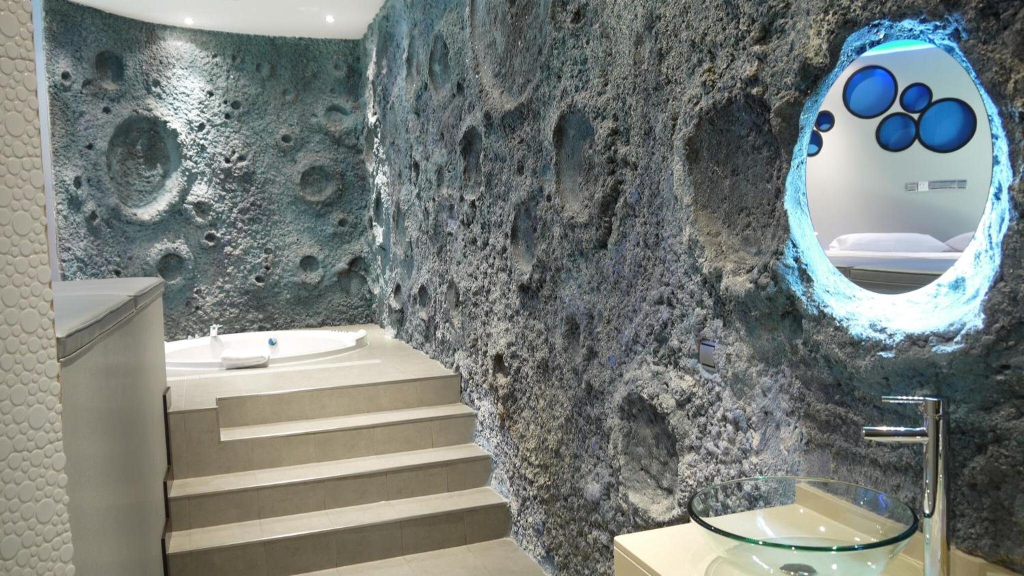Deluxe Suite with Spa Bath photo 2