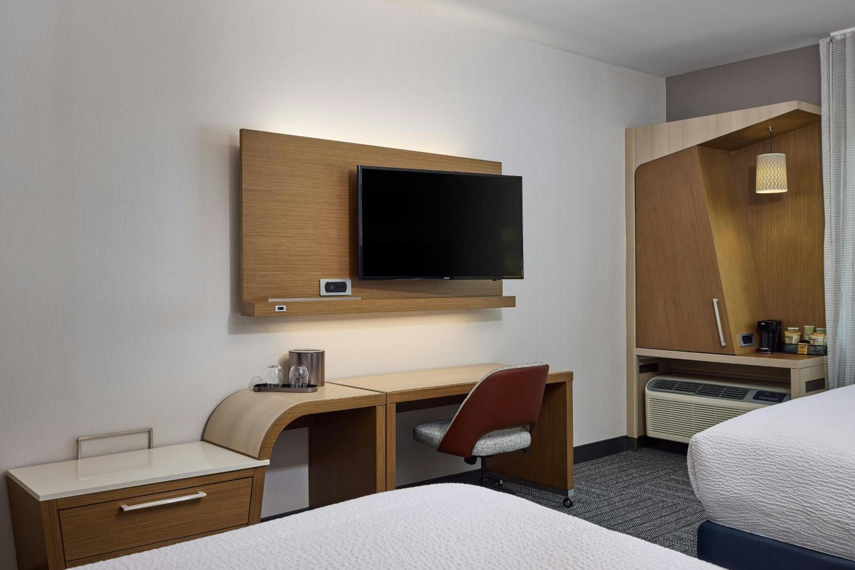 Queen Room with Two Queen Beds - Hearing Accessible