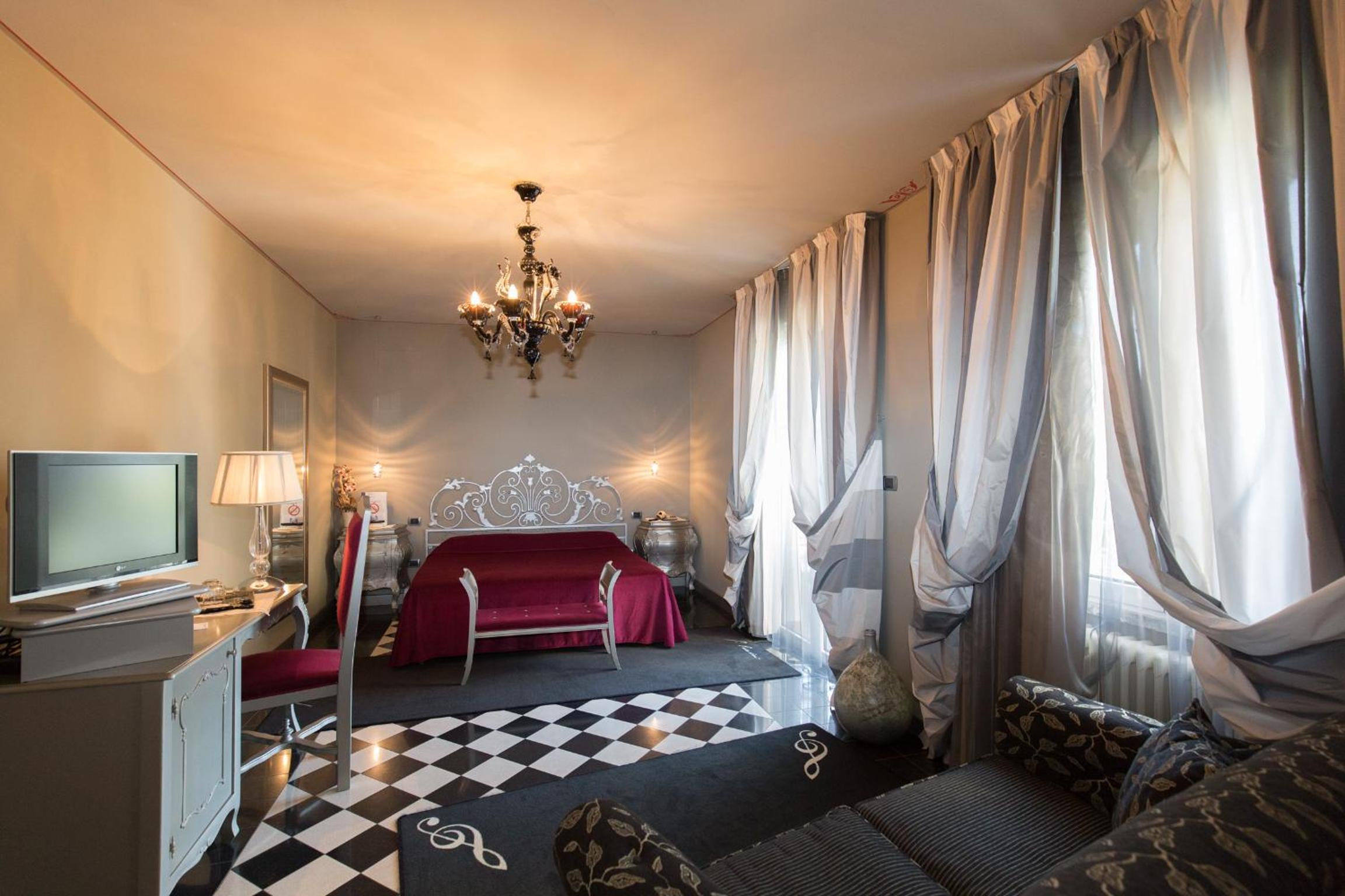 Suite Deluxe with Balcony - Photo 2