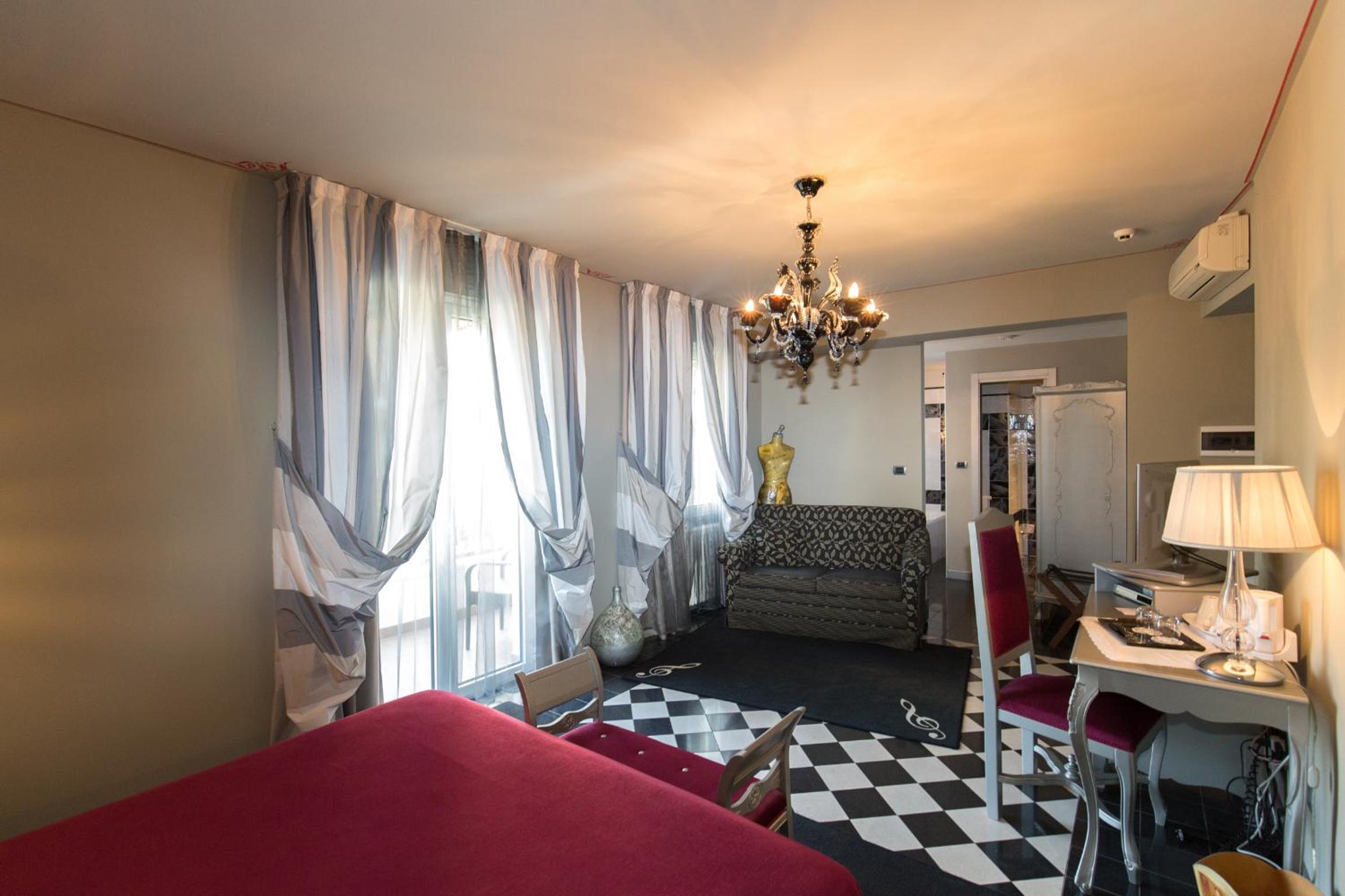 Suite Deluxe with Balcony - Photo 3