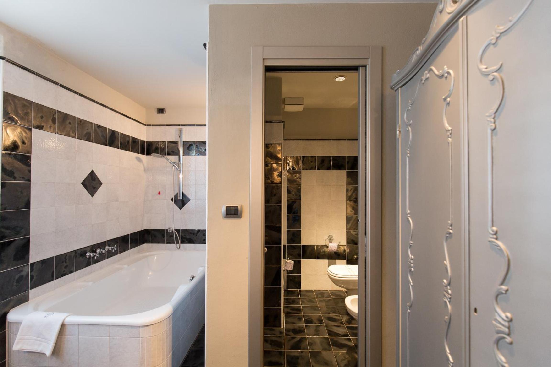 Suite Deluxe with Balcony - Photo 4