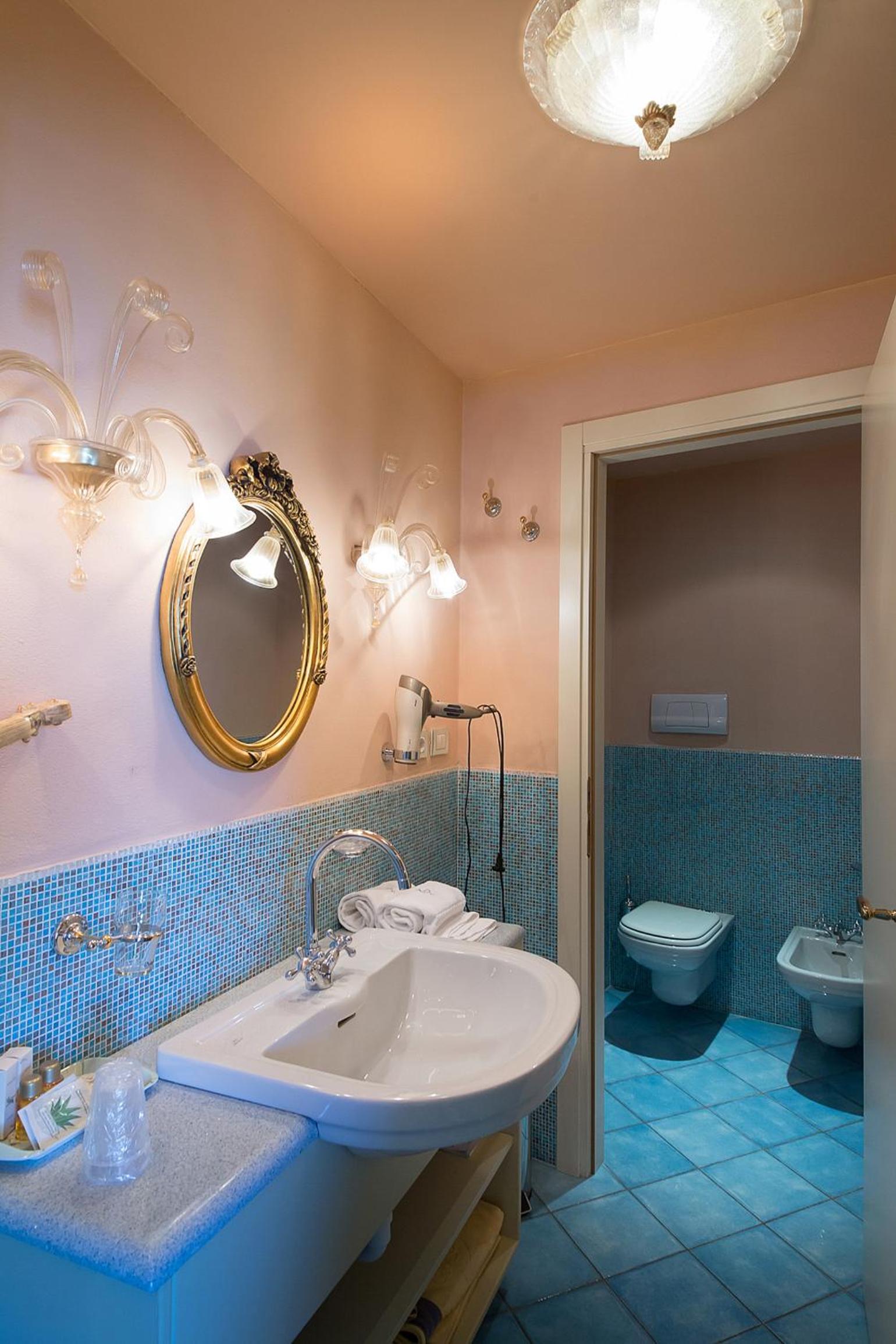 Suite Deluxe with Balcony - Photo 7