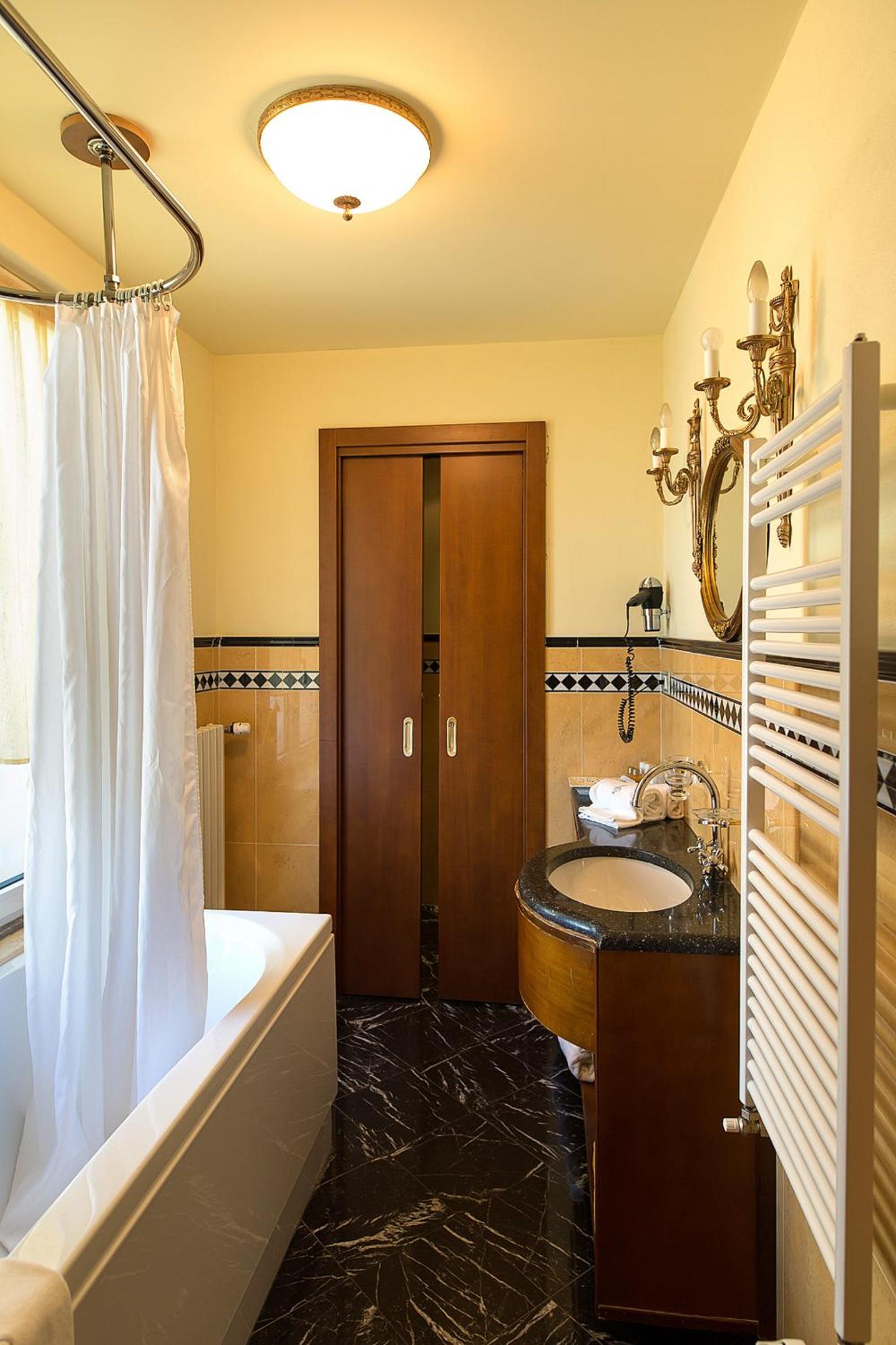 Suite Deluxe with Balcony - Photo 9