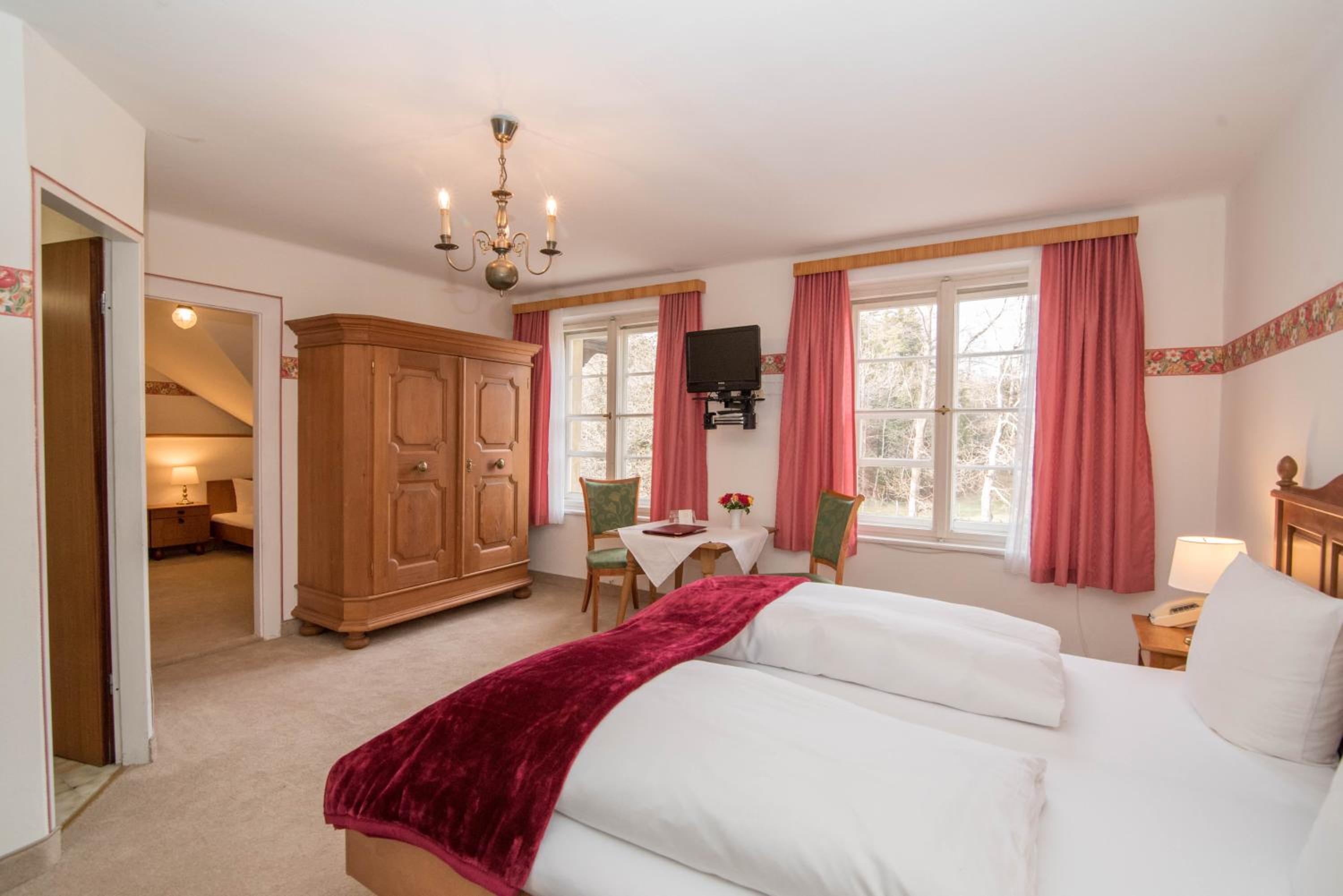 Family Room (2 Adults + 2 Children) - Photo 1
