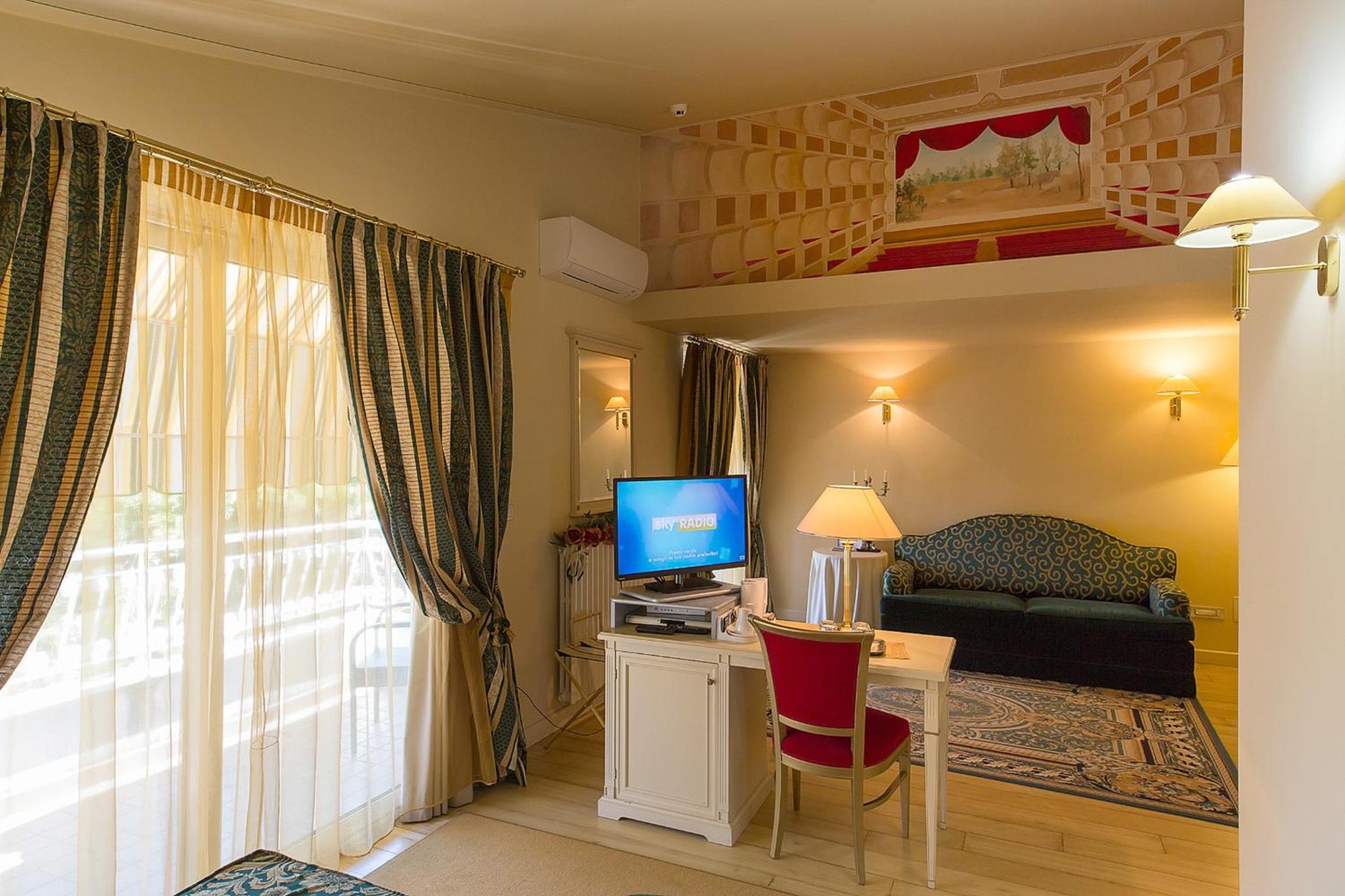 Suite Deluxe with Balcony - Photo 11