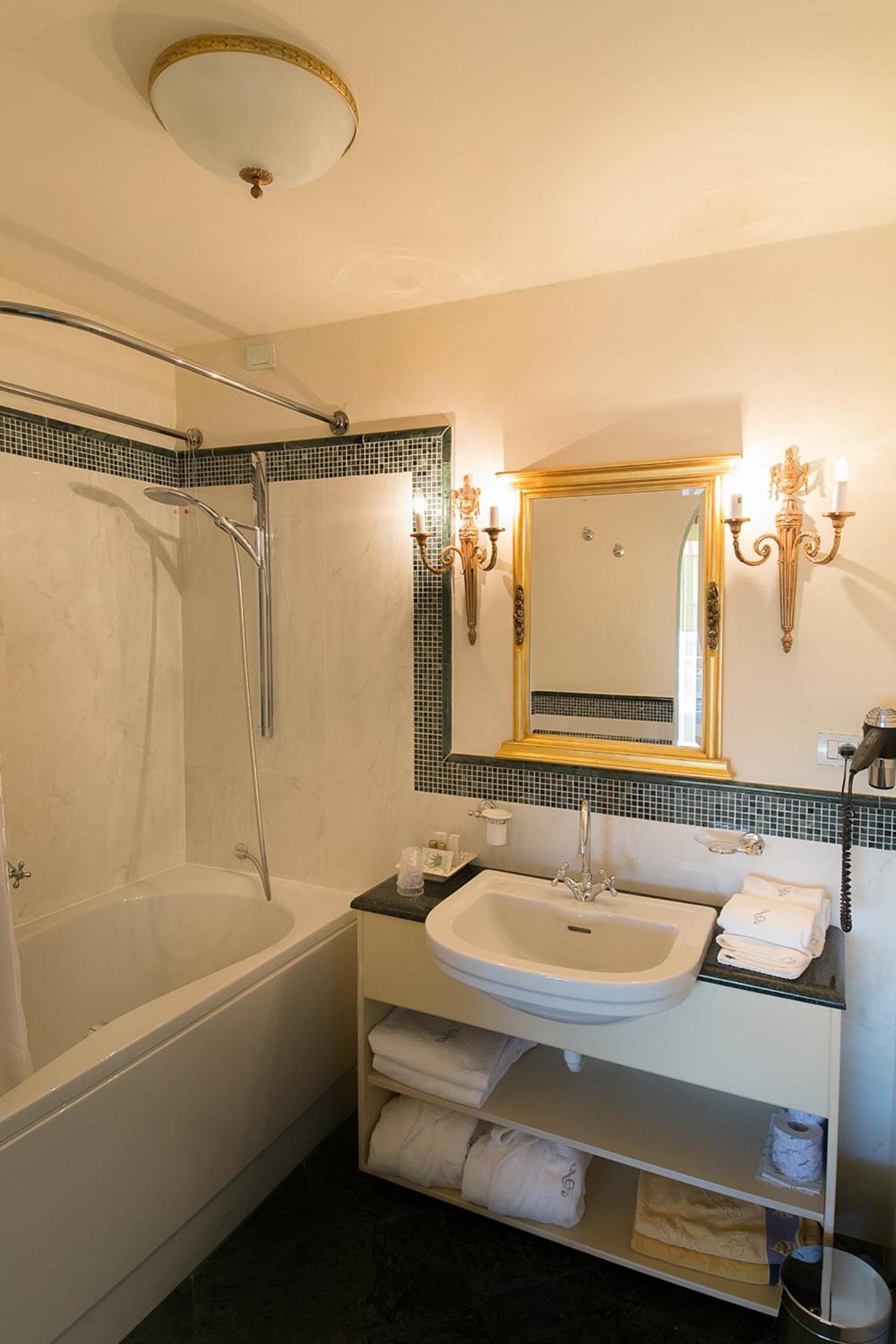 Suite Deluxe with Balcony - Photo 12