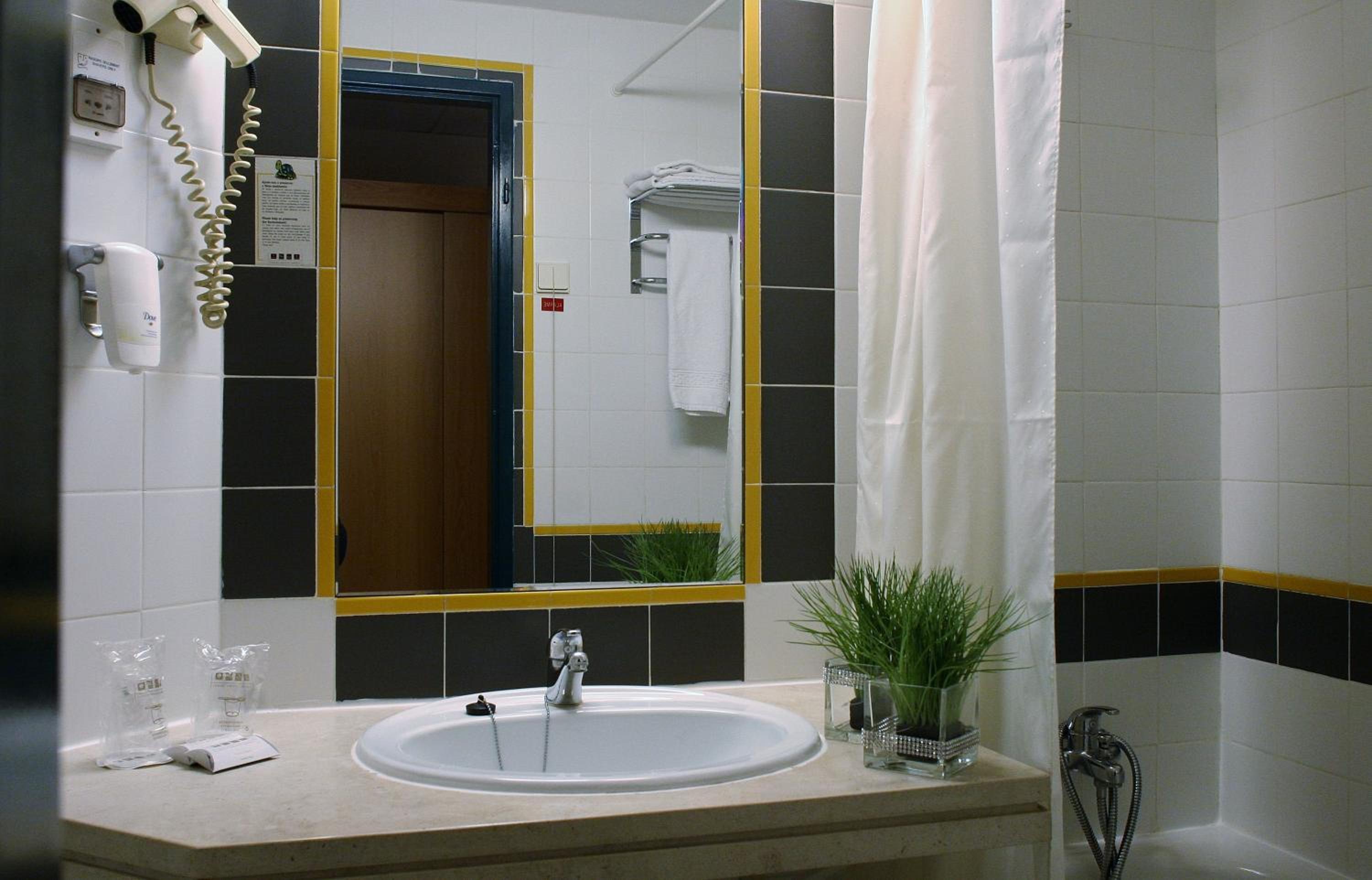 Standard Twin Room - Photo 3