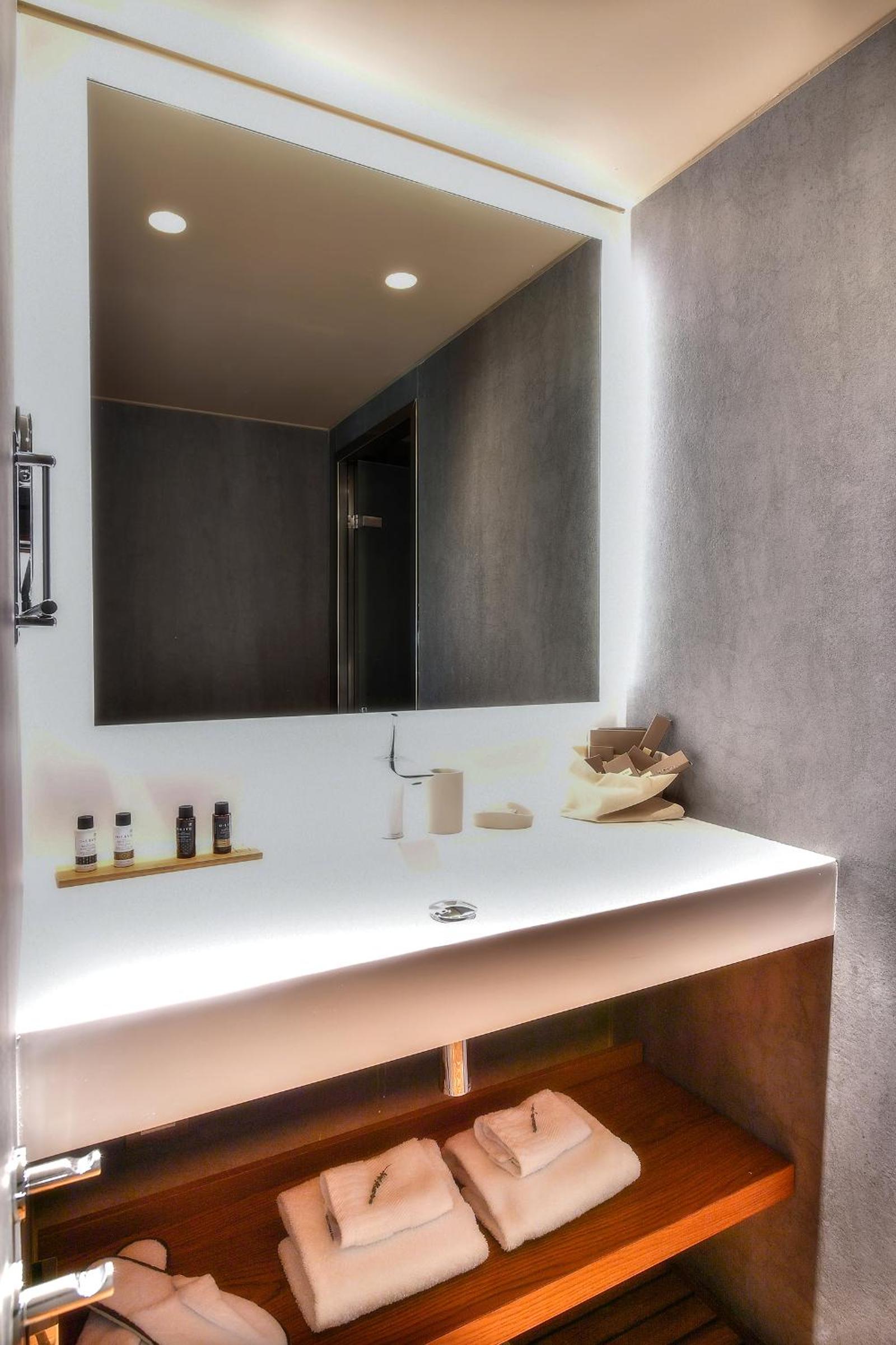 Deluxe Double or Twin Room with partial City View photo 3