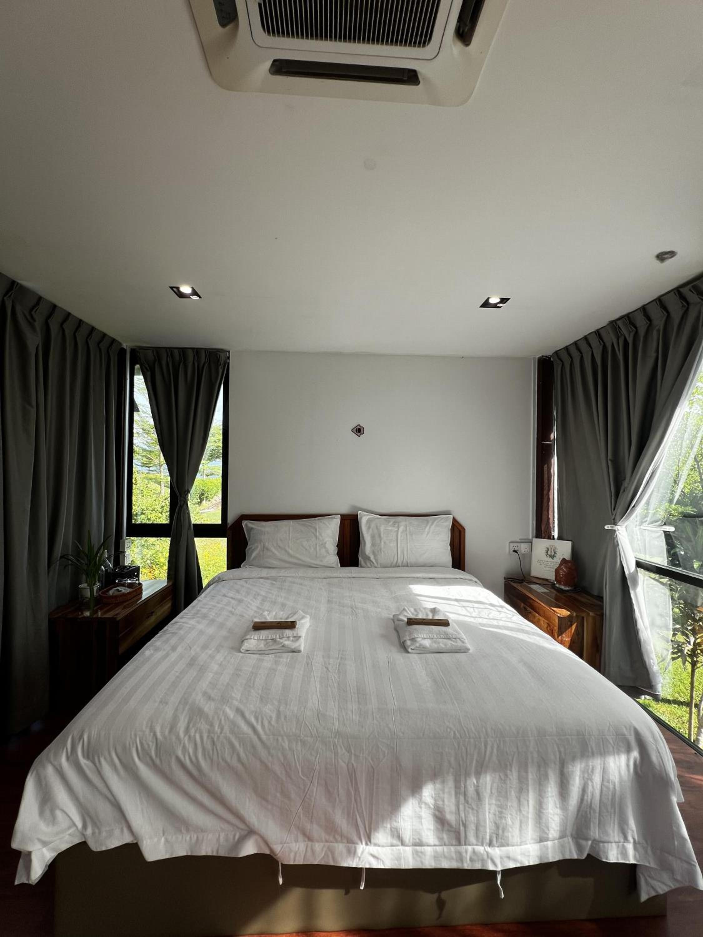 Deluxe Bungalow with Garden View photo 2