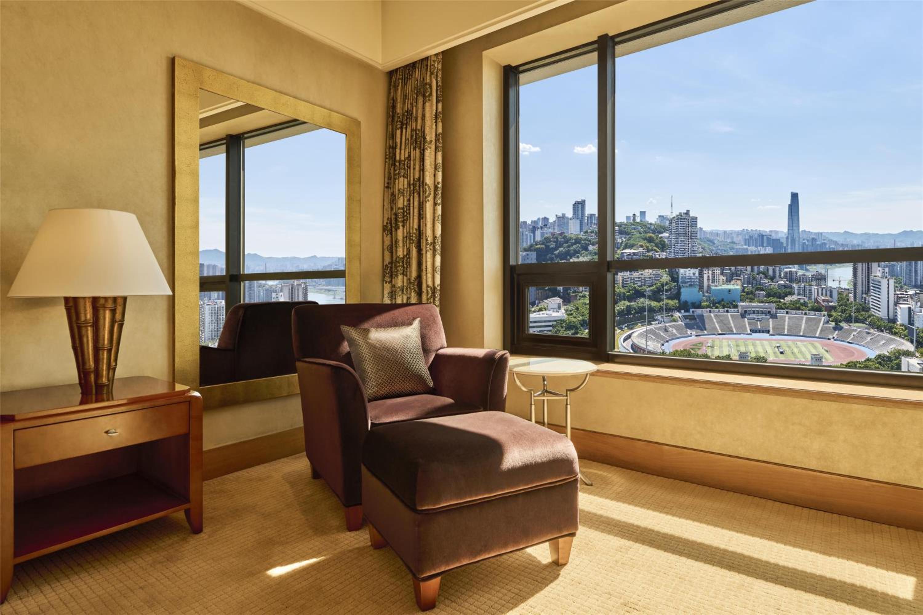 Deluxe King Room with City View - Photo 3