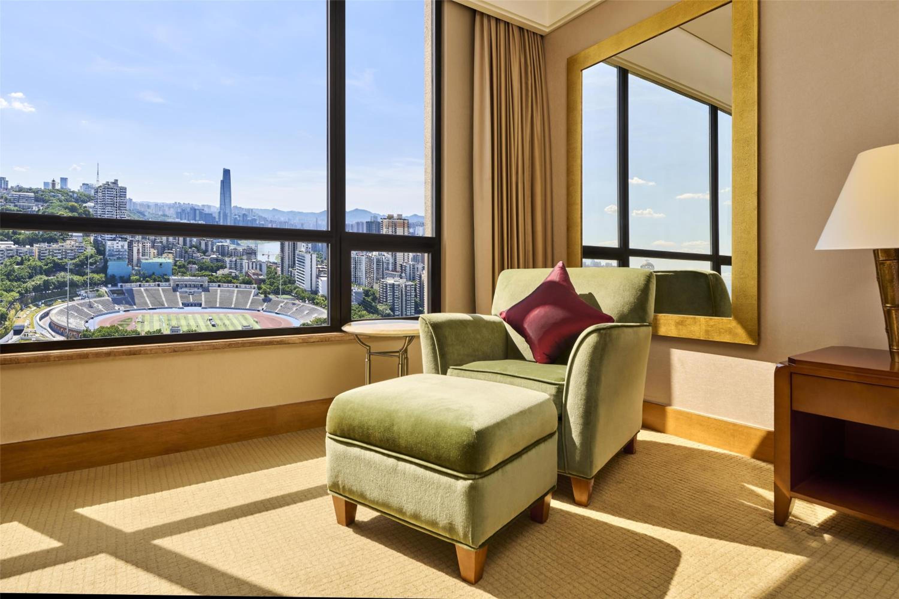 Deluxe King Room with City View - Photo 4
