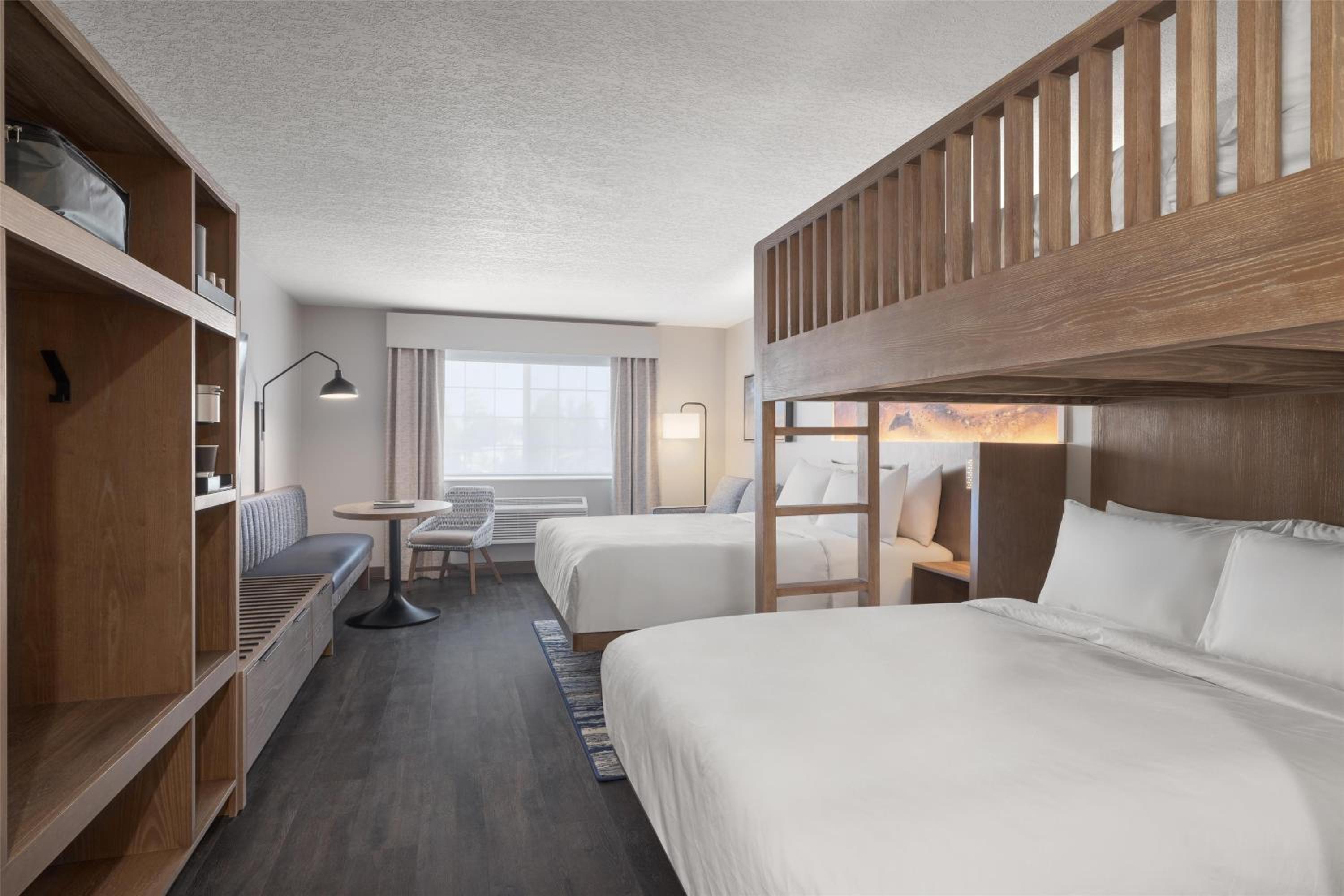 Queen Room with One Queen Bed, Bunk Bed and Twin Sofa Bed - Photo 2