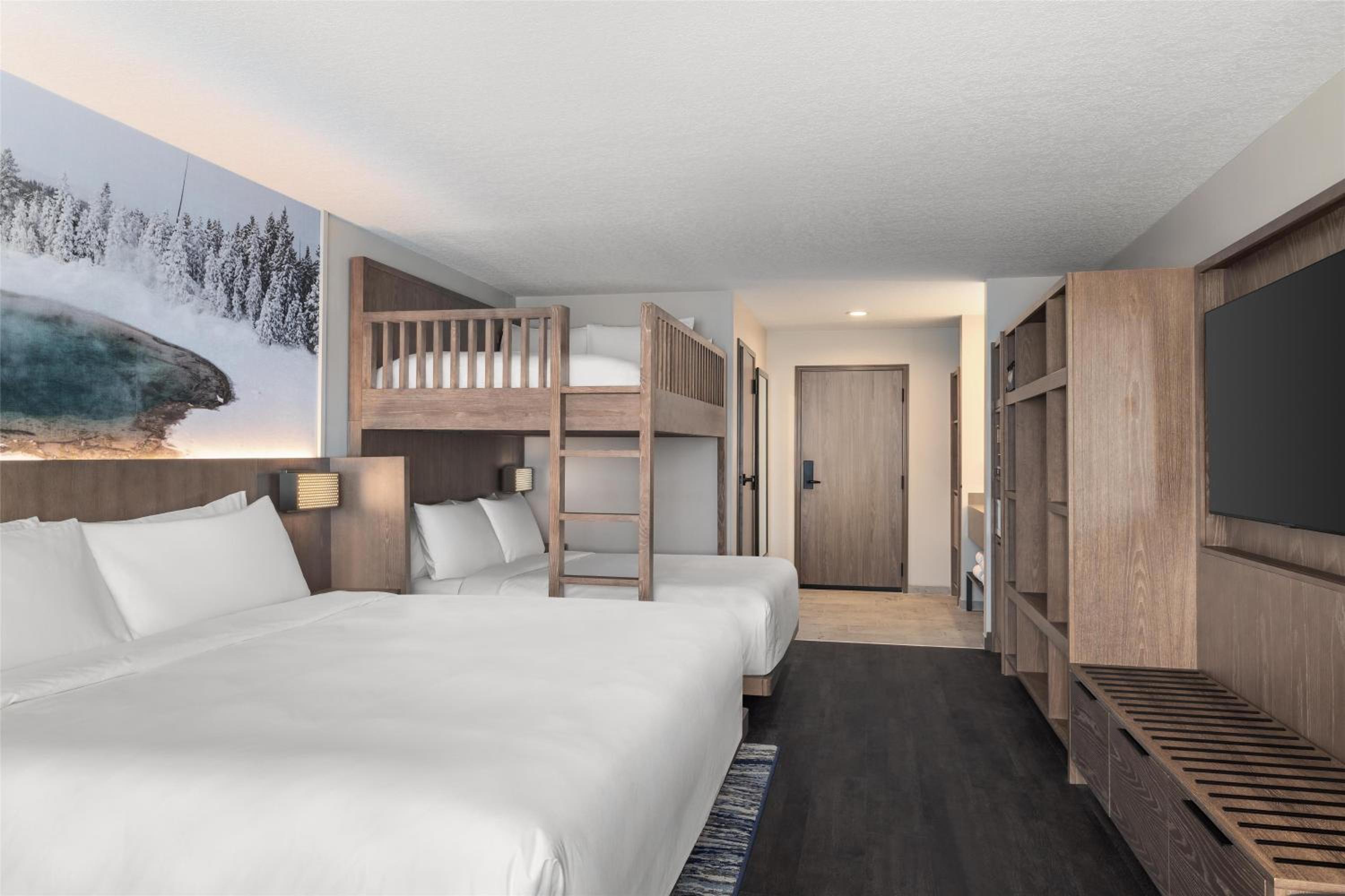 Queen Room with One Queen Bed, Bunk Bed and Twin Sofa Bed - Photo 3