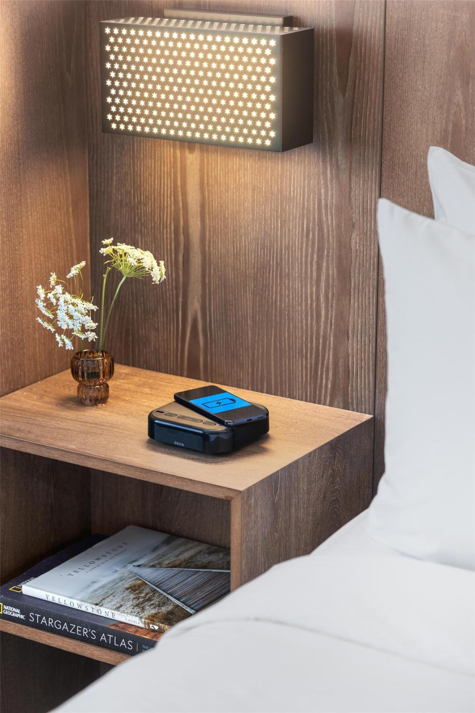 Queen Room with One Queen Bed, Bunk Bed and Twin Sofa Bed - Photo 4