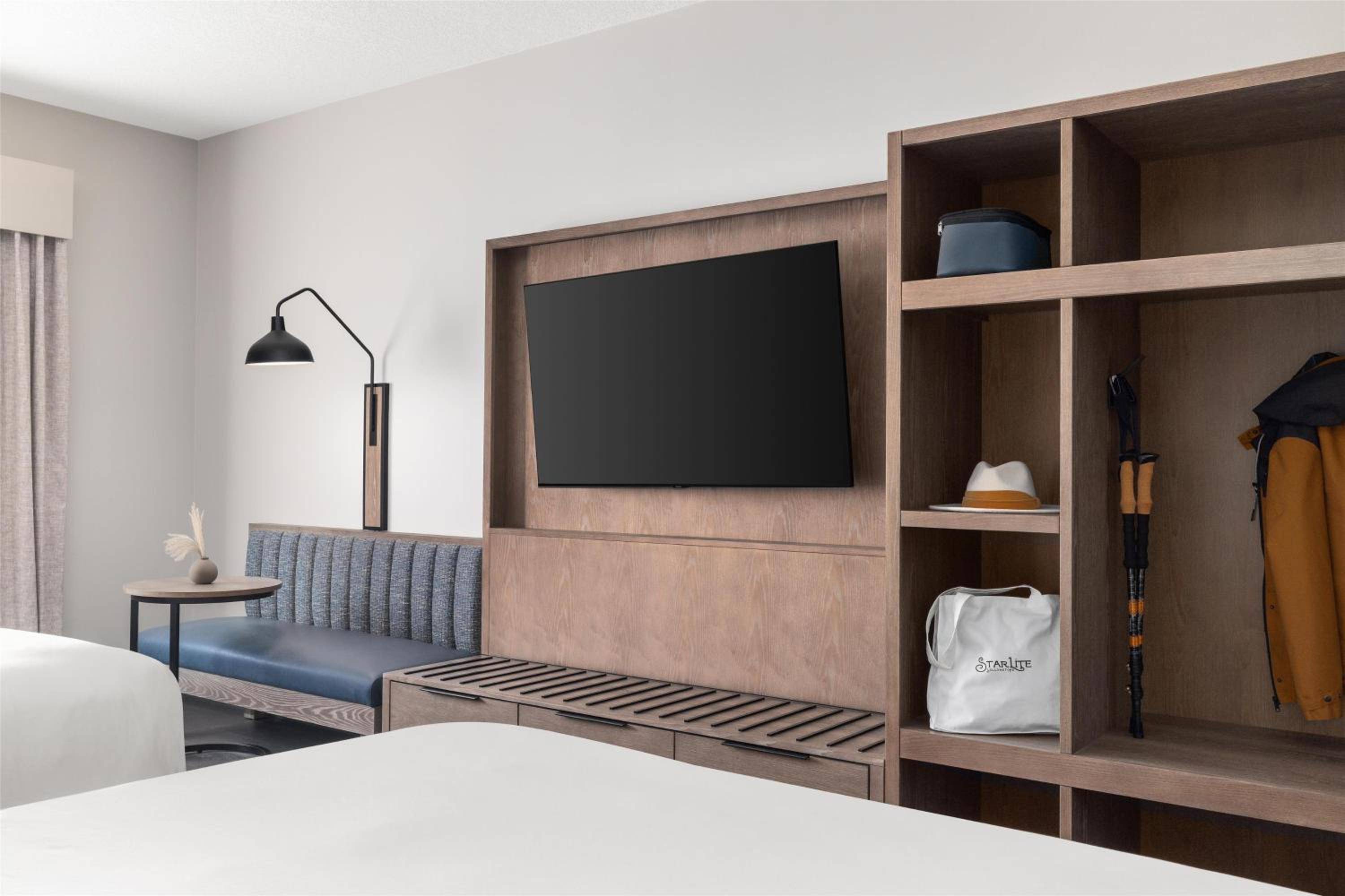Queen Room with One Queen Bed, Bunk Bed and Twin Sofa Bed - Photo 6