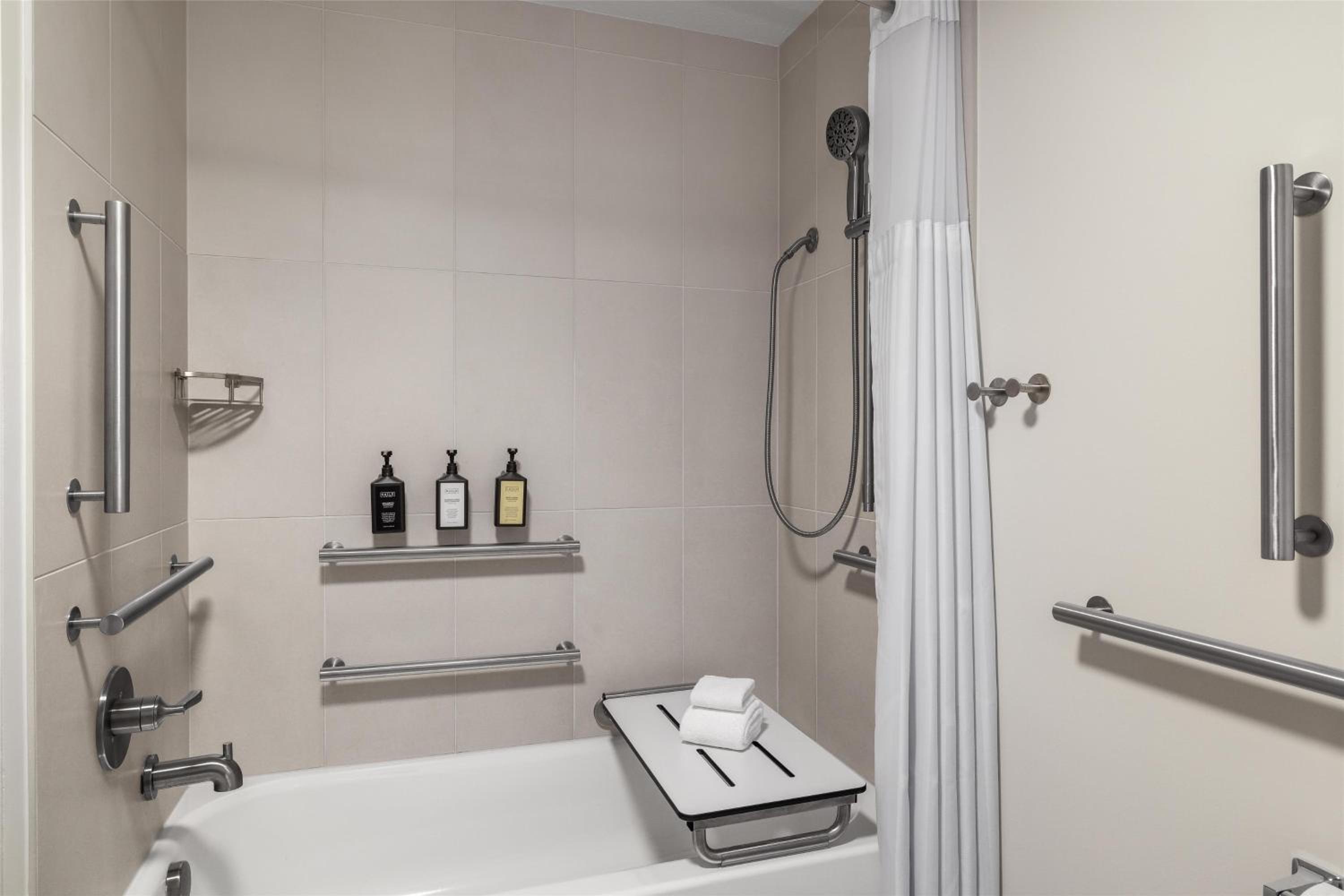 King Room with Bath Tub - Mobility Access - Photo 5