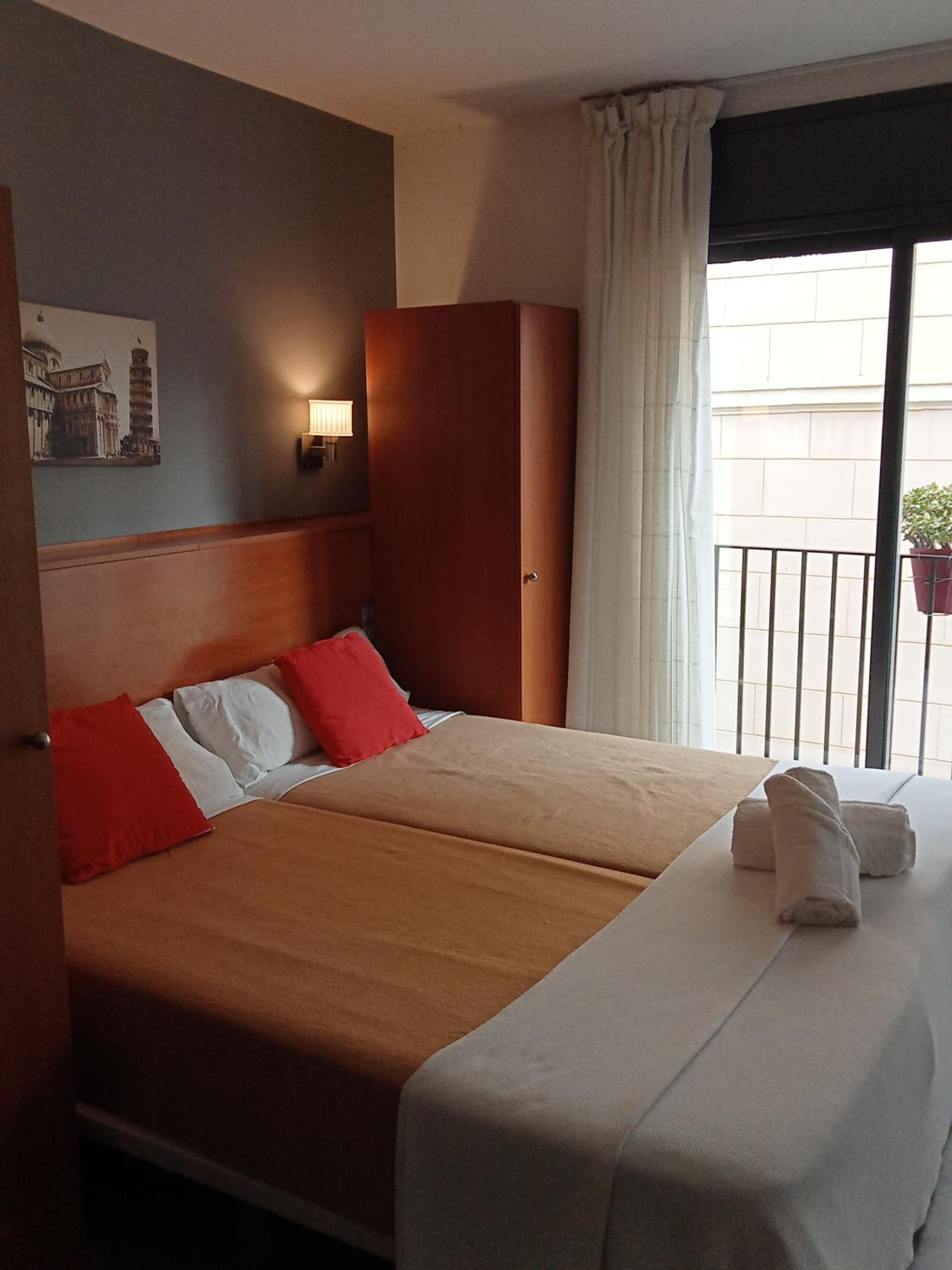 Studio Apartment with Balcony photo 3