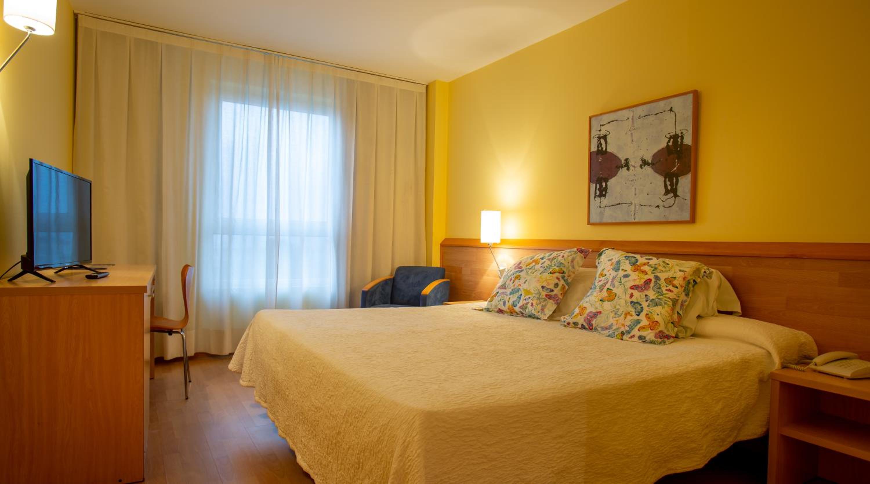 Standard Double Room thumbnail 6