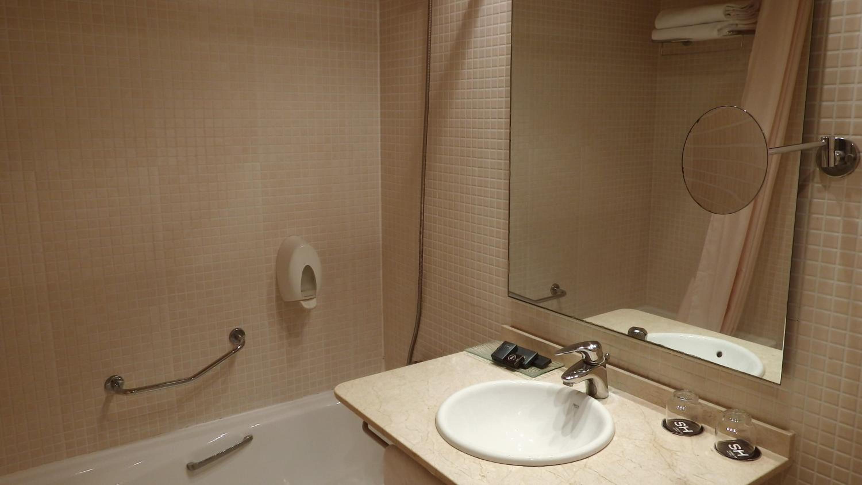 Superior Twin Room thumbnail 5