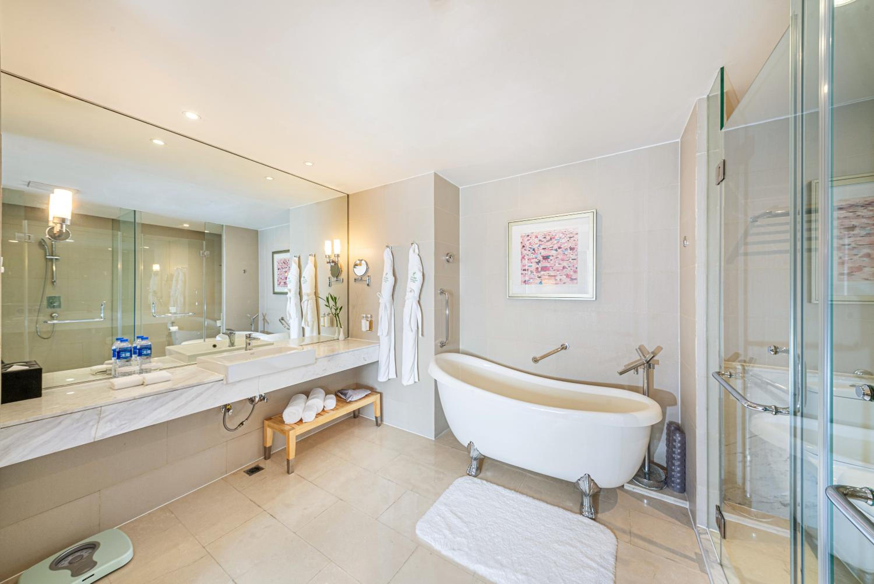 Suite with One King and One Single Bed - Photo 3