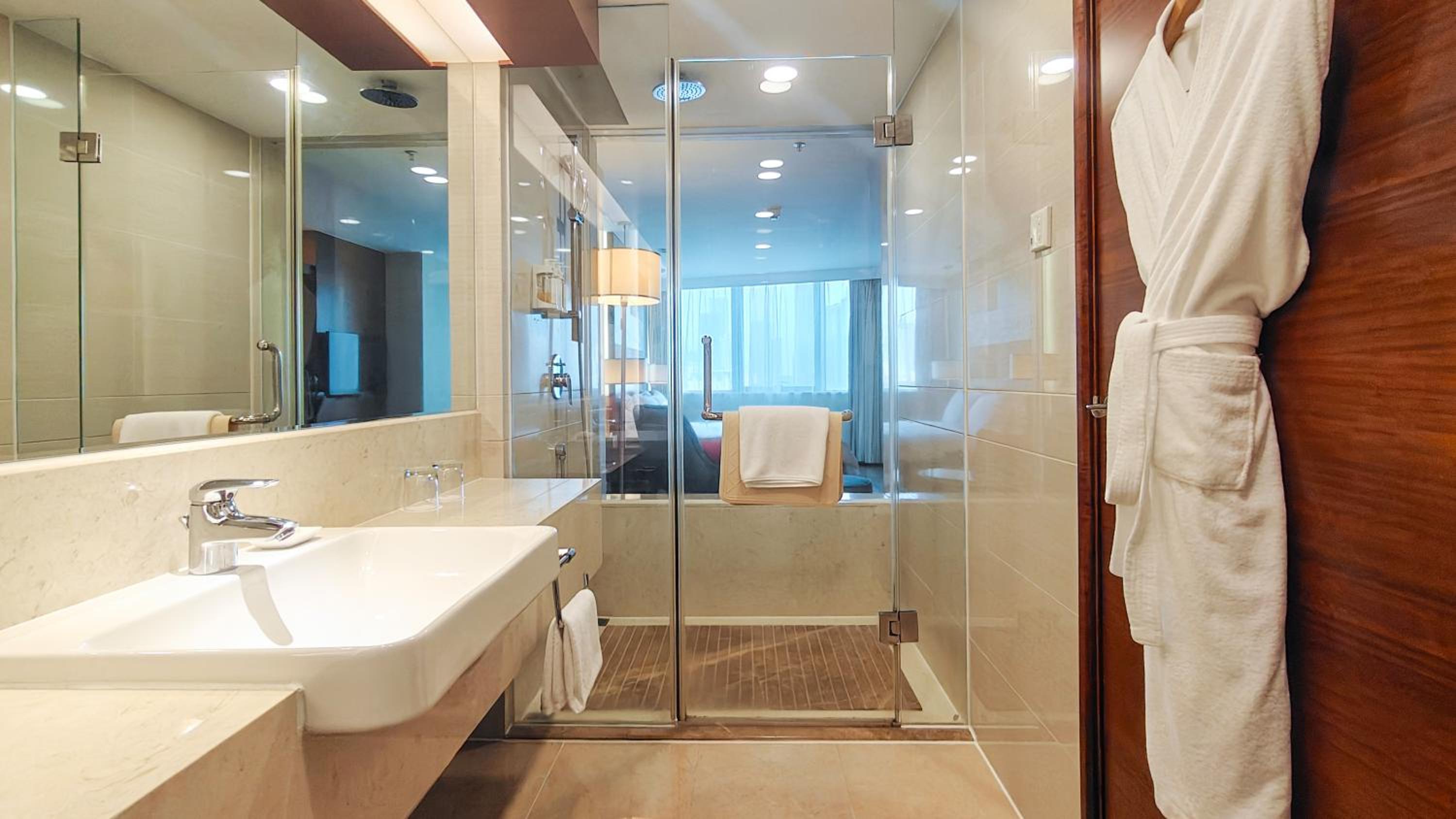 Premium King Room - Photo 4