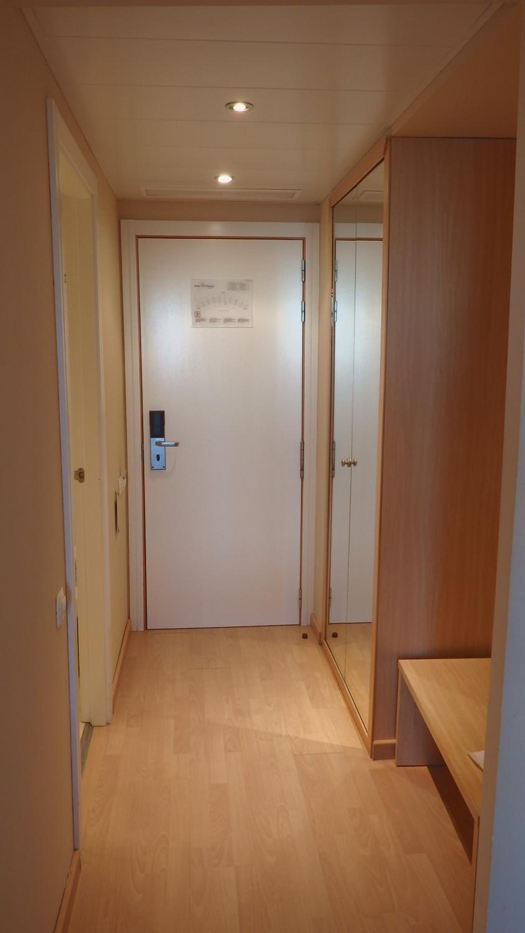 Superior Twin Room thumbnail 6