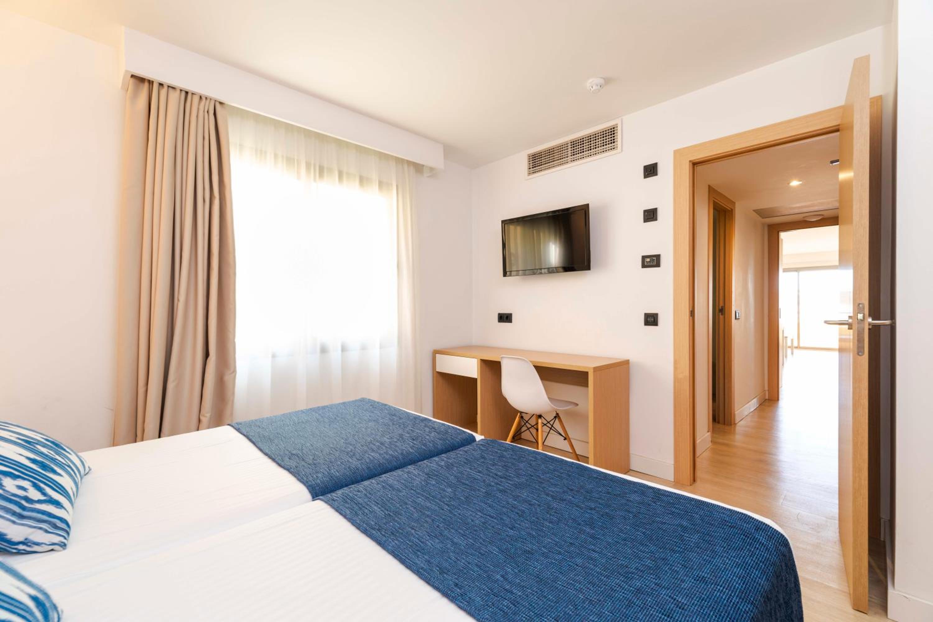 One-Bedroom Standard Apartment - Photo 6
