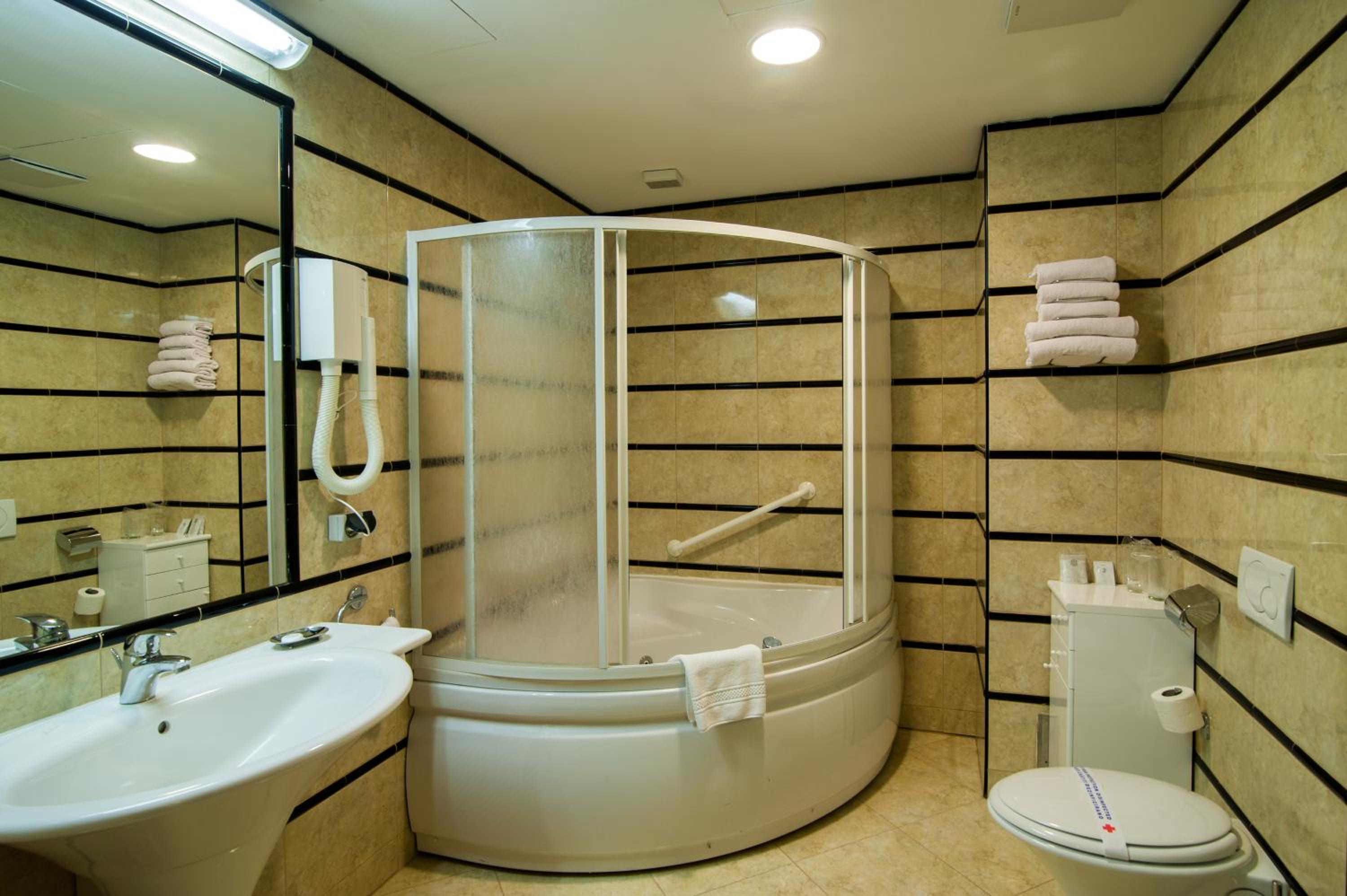 Standard Double or Twin Room - Photo 6