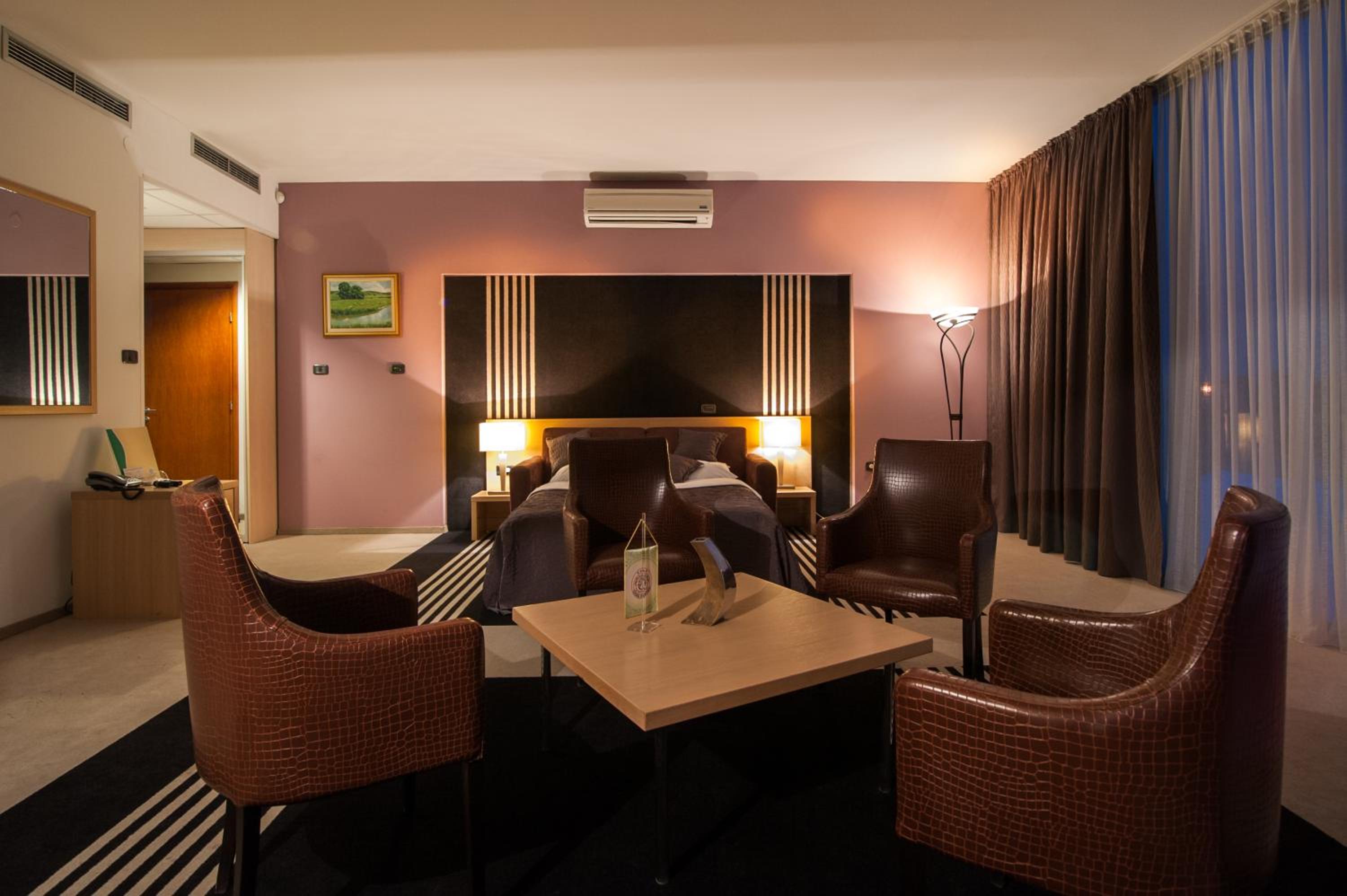 Standard Double or Twin Room - Photo 5