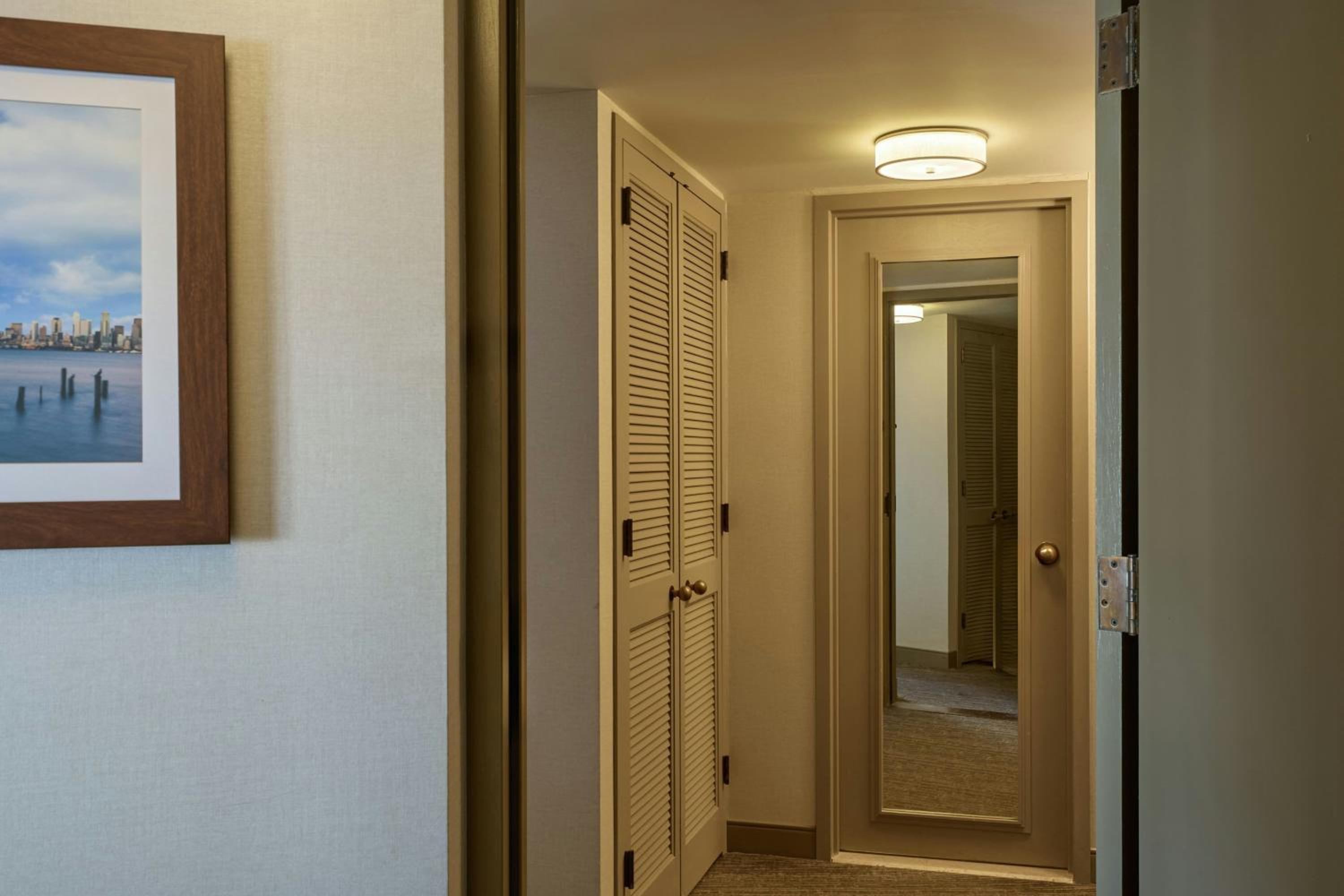 Deluxe King Room with Sofa Bed and City View - Hearing Accessible