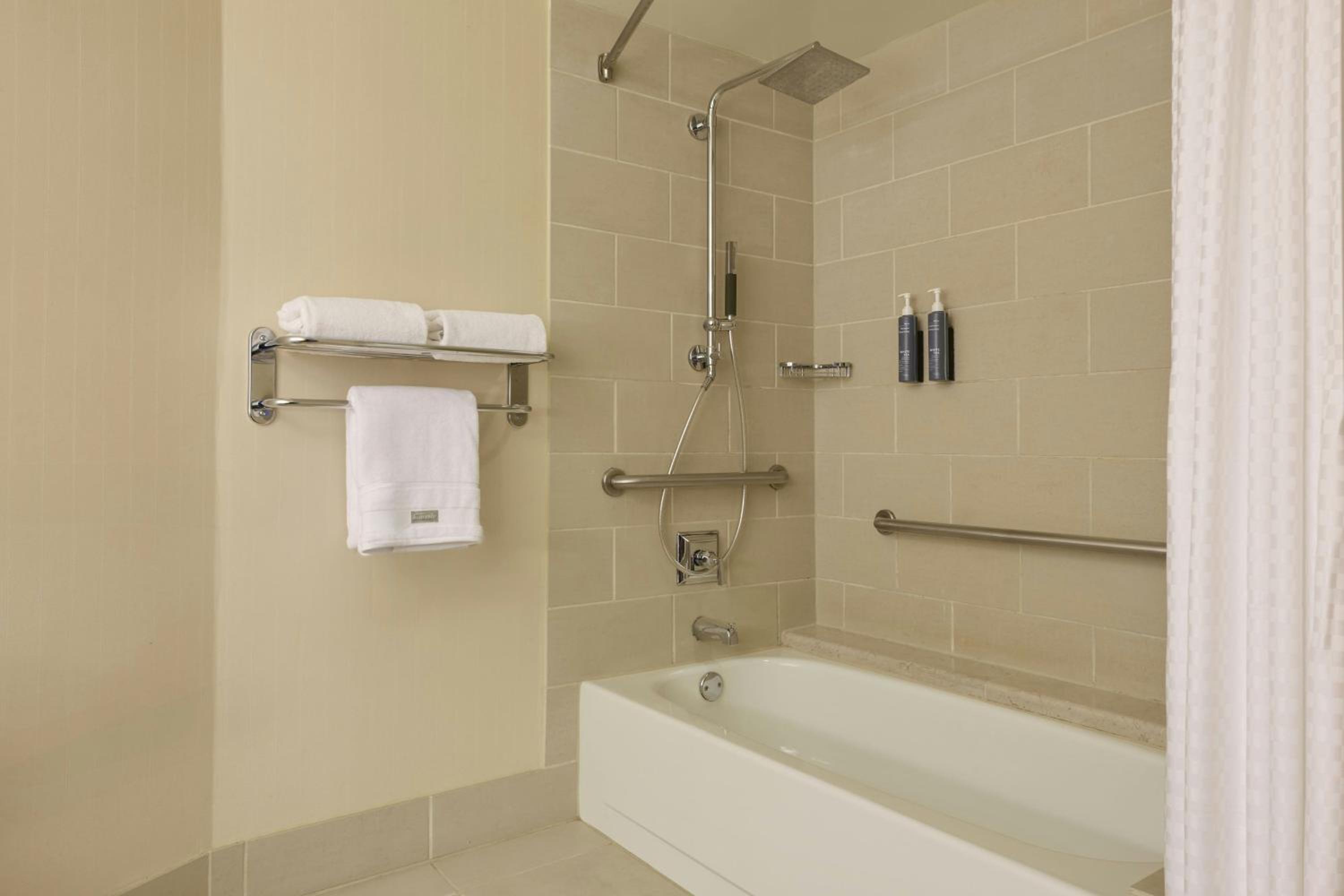 Deluxe Double Room with Two Double Beds, City View and Roll-in Shower - Mobility Accessible - Photo 3