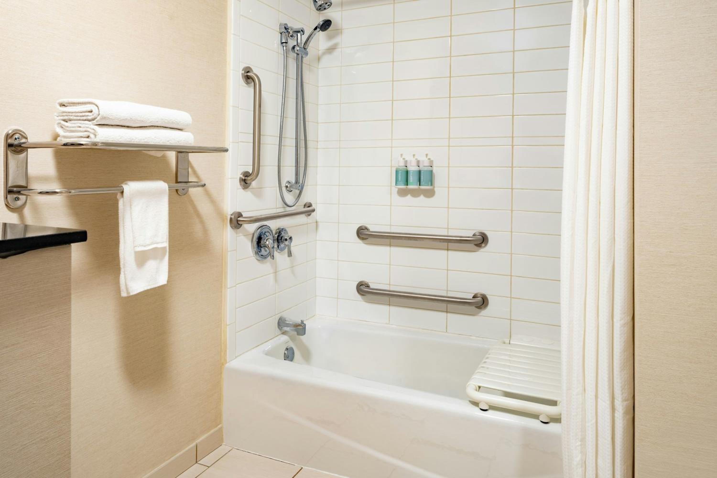 Queen Room with Two Queen Beds and Bathtub - Mobility Access/Hearing Accessible photo 2