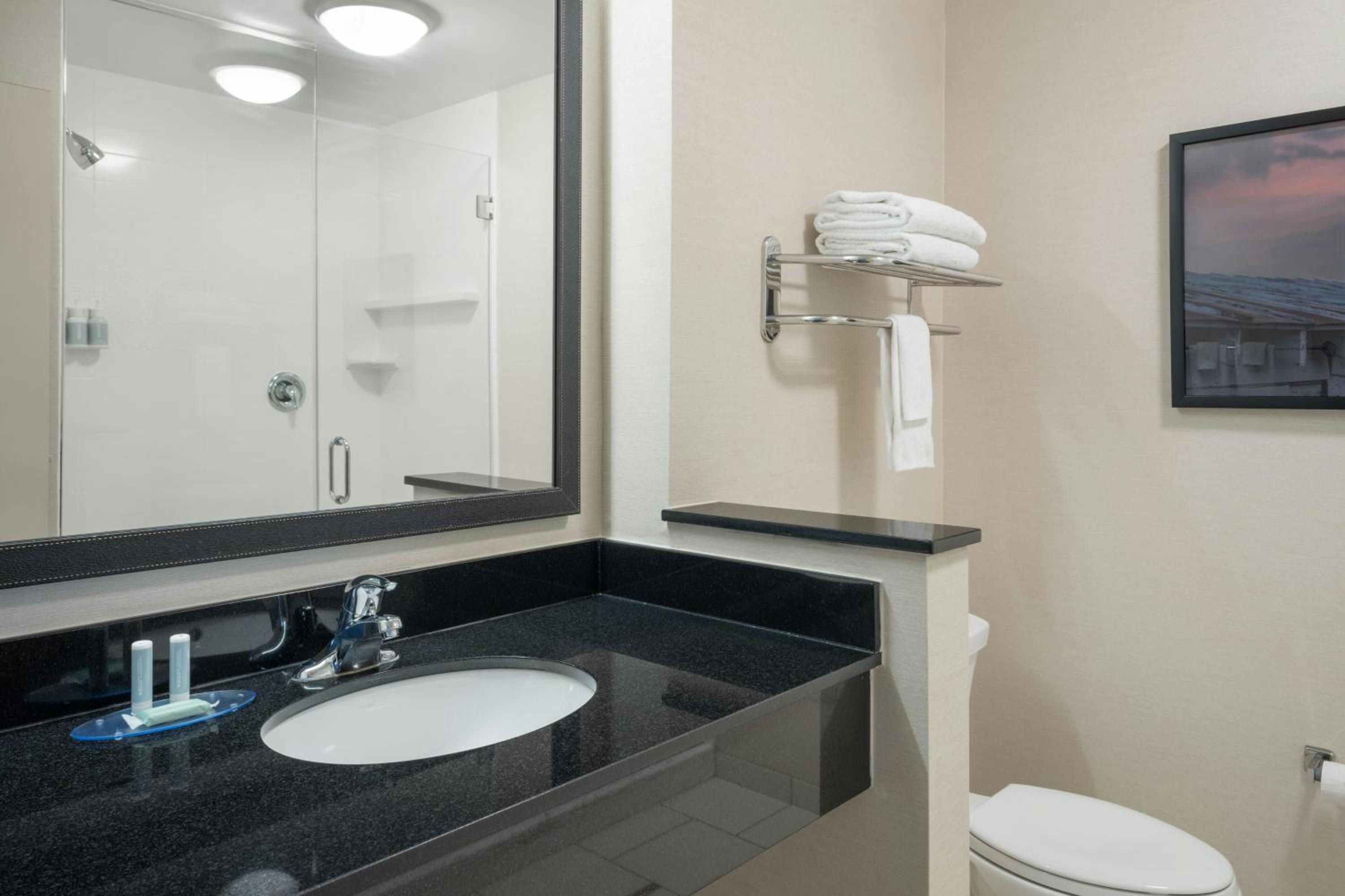 King Room - Hearing Accessible photo 2