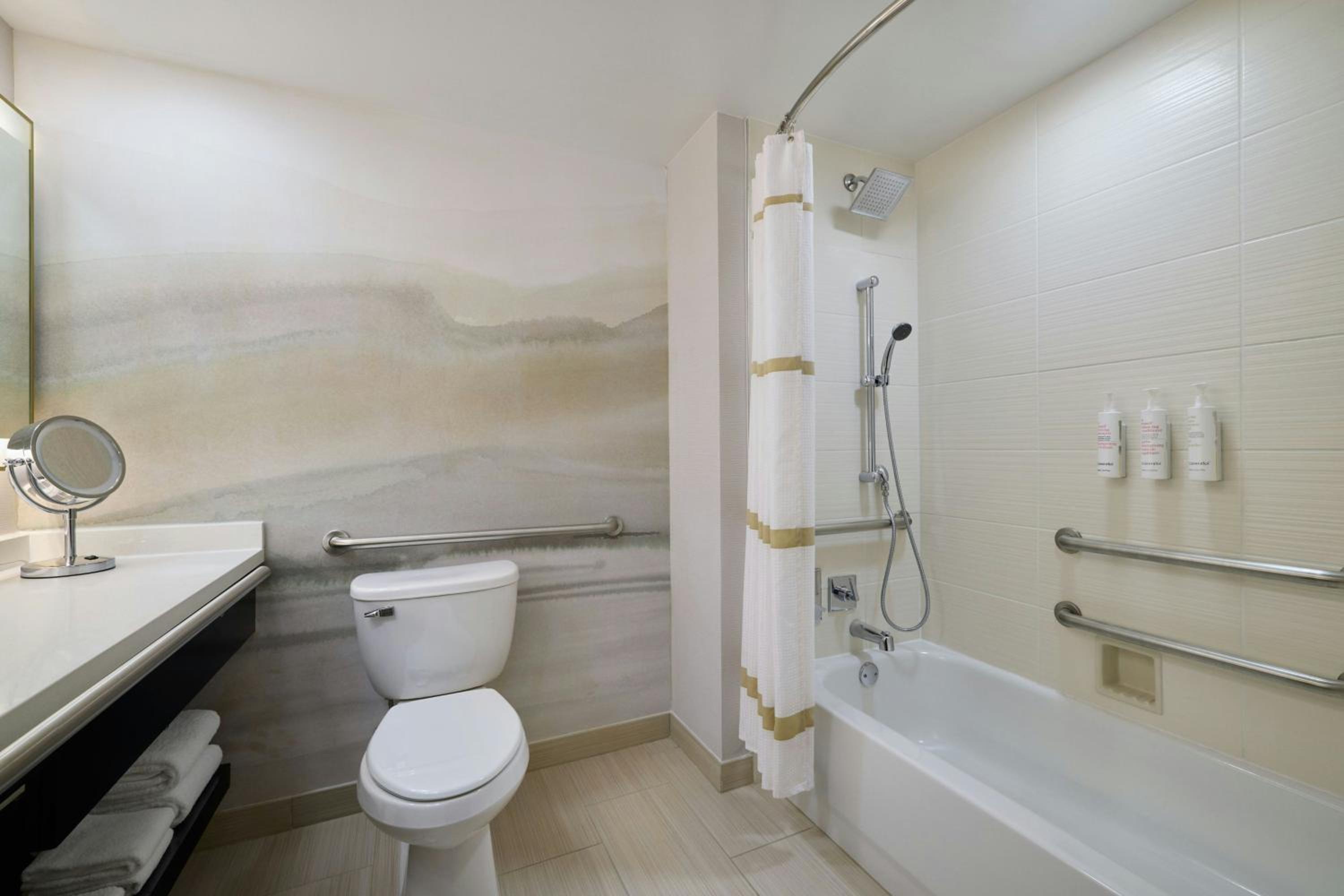 Double Room with Two Double Beds - Hearing Accessible  - Photo 3
