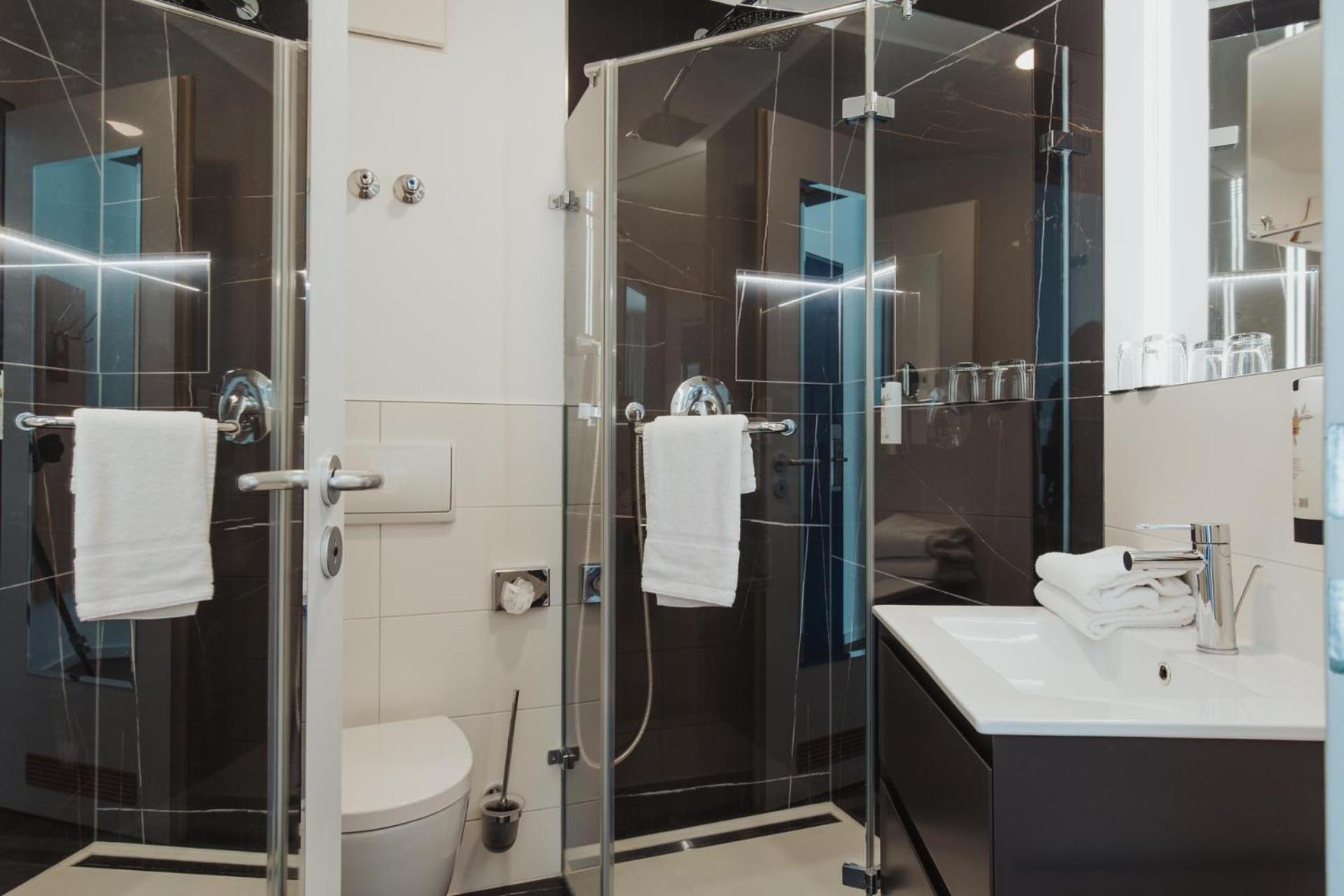 Superior Double Room thumbnail 5