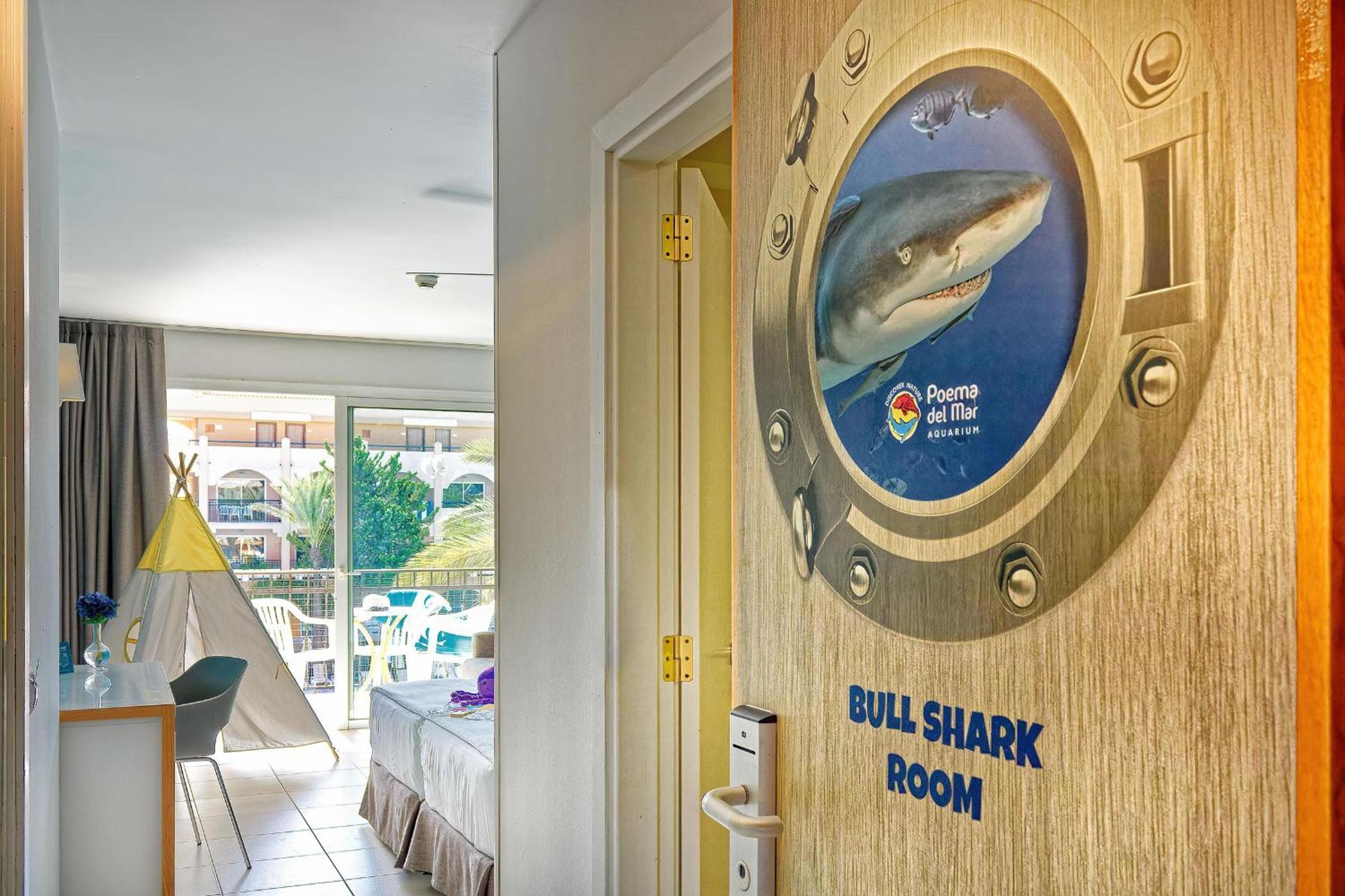 Double room pool view with entrance to Poema del Mar Aquarium ( 2 Adults + 1 Child) photo 3