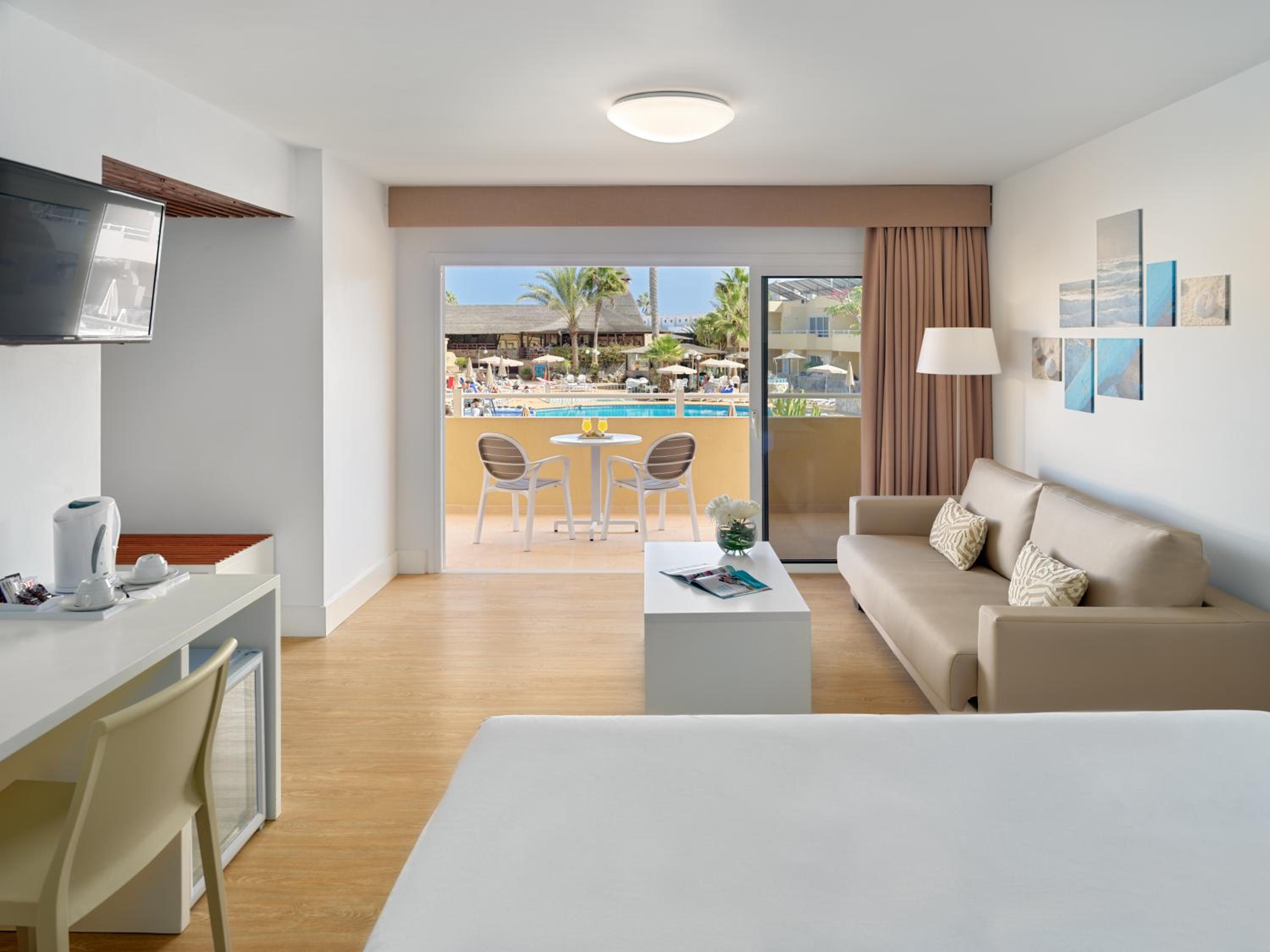 Triple Room with Pool View photo 2