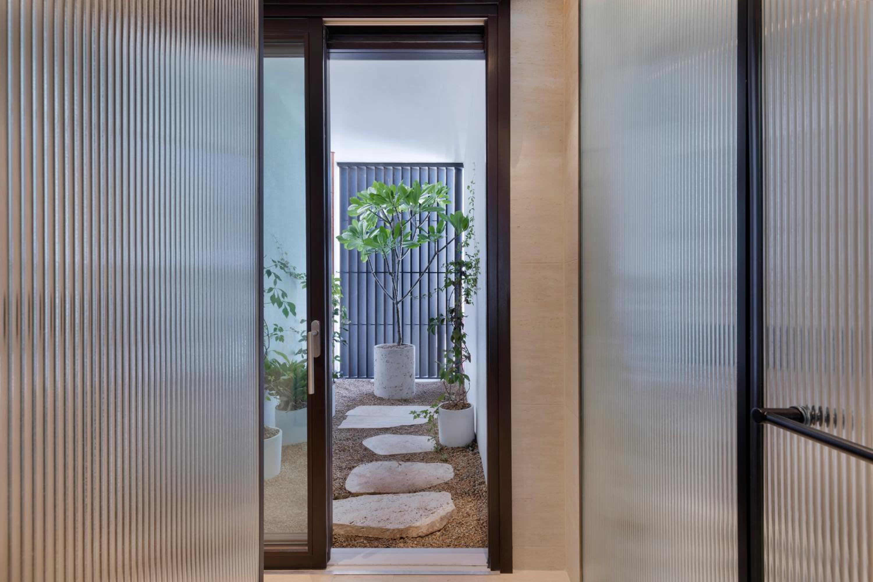 Pool & Sea Vista Room