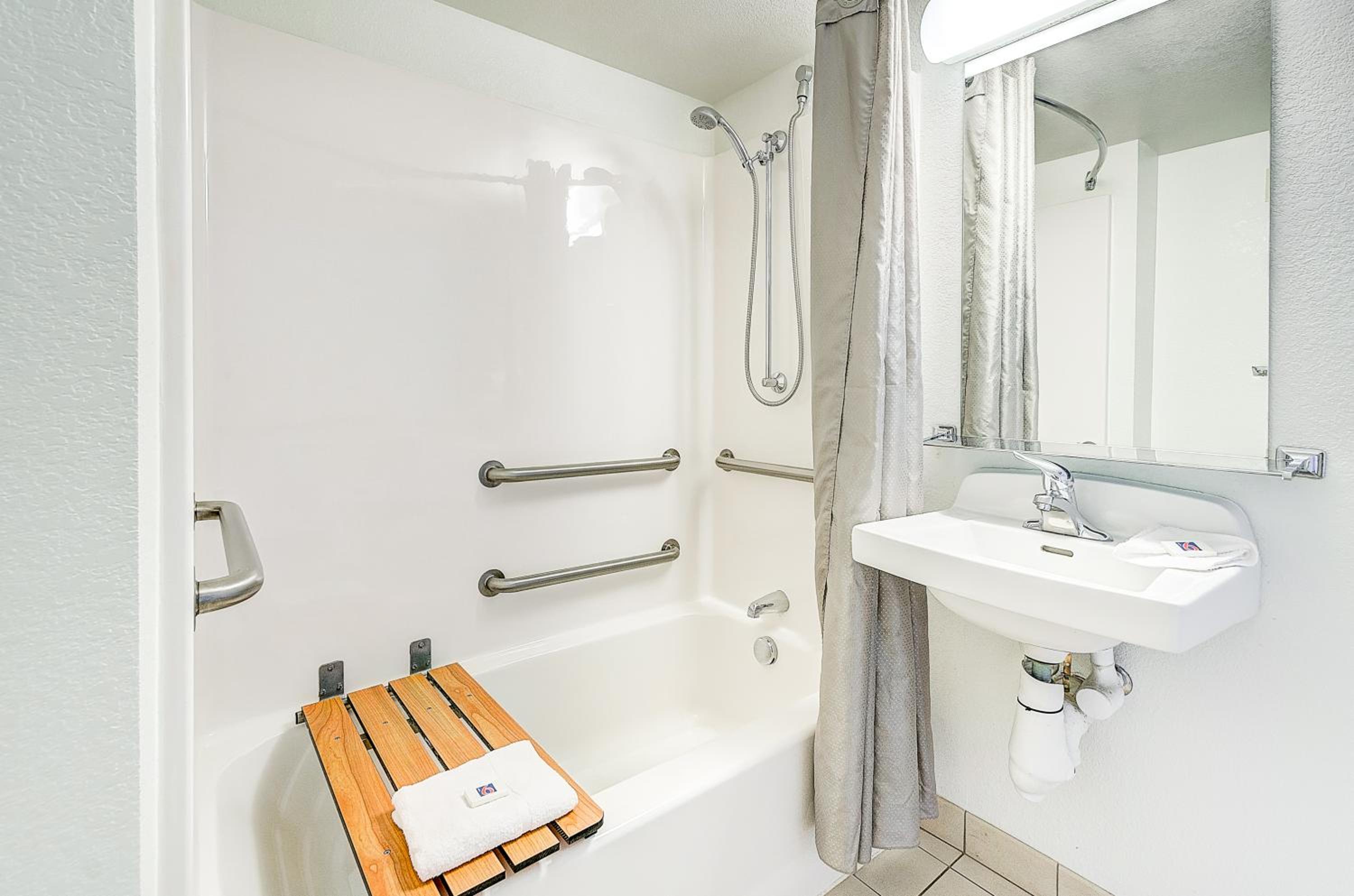 1 Full Bed | Mobility Access Tub, Nsmk photo 3