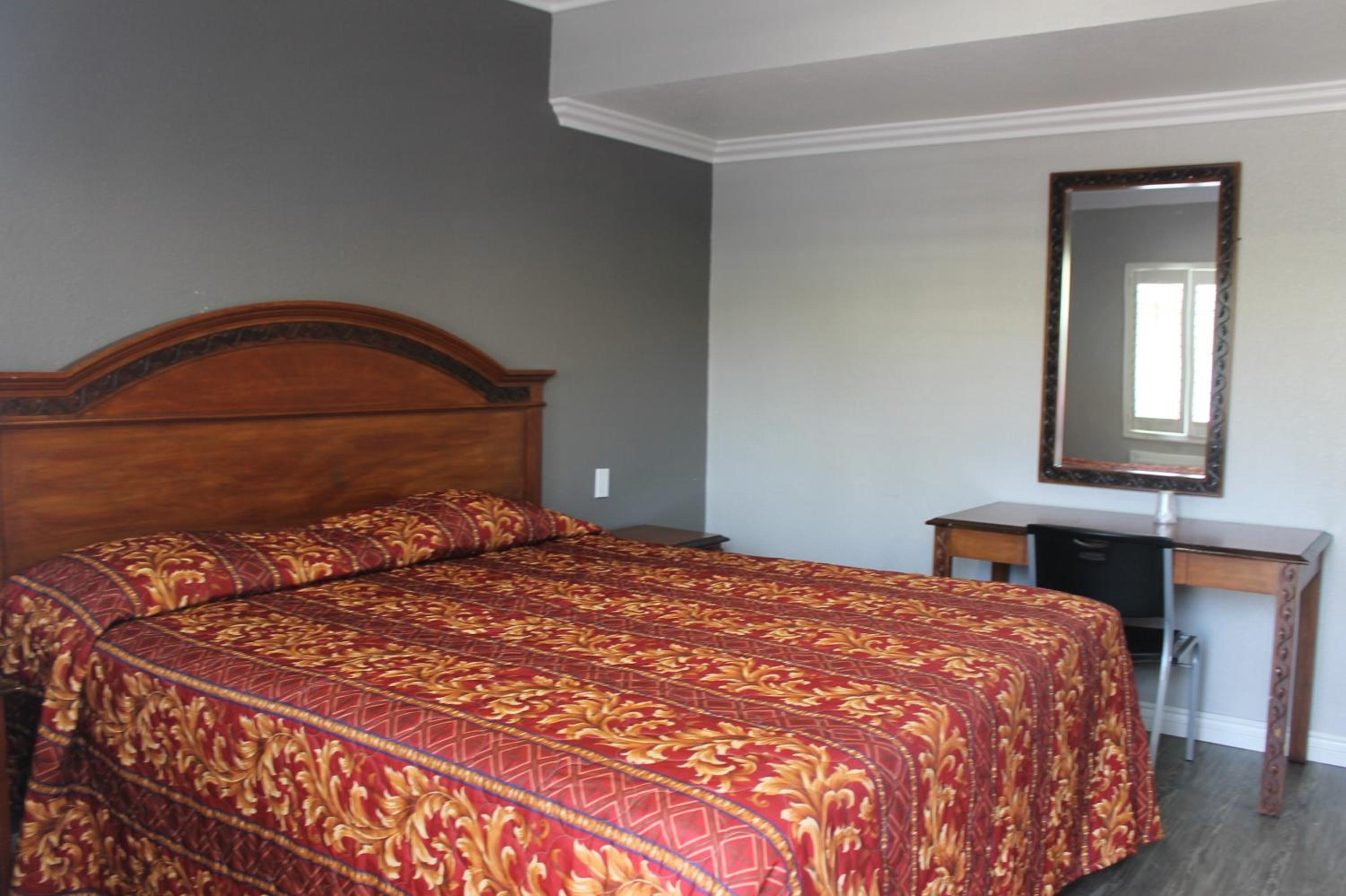 Queen Room photo 1